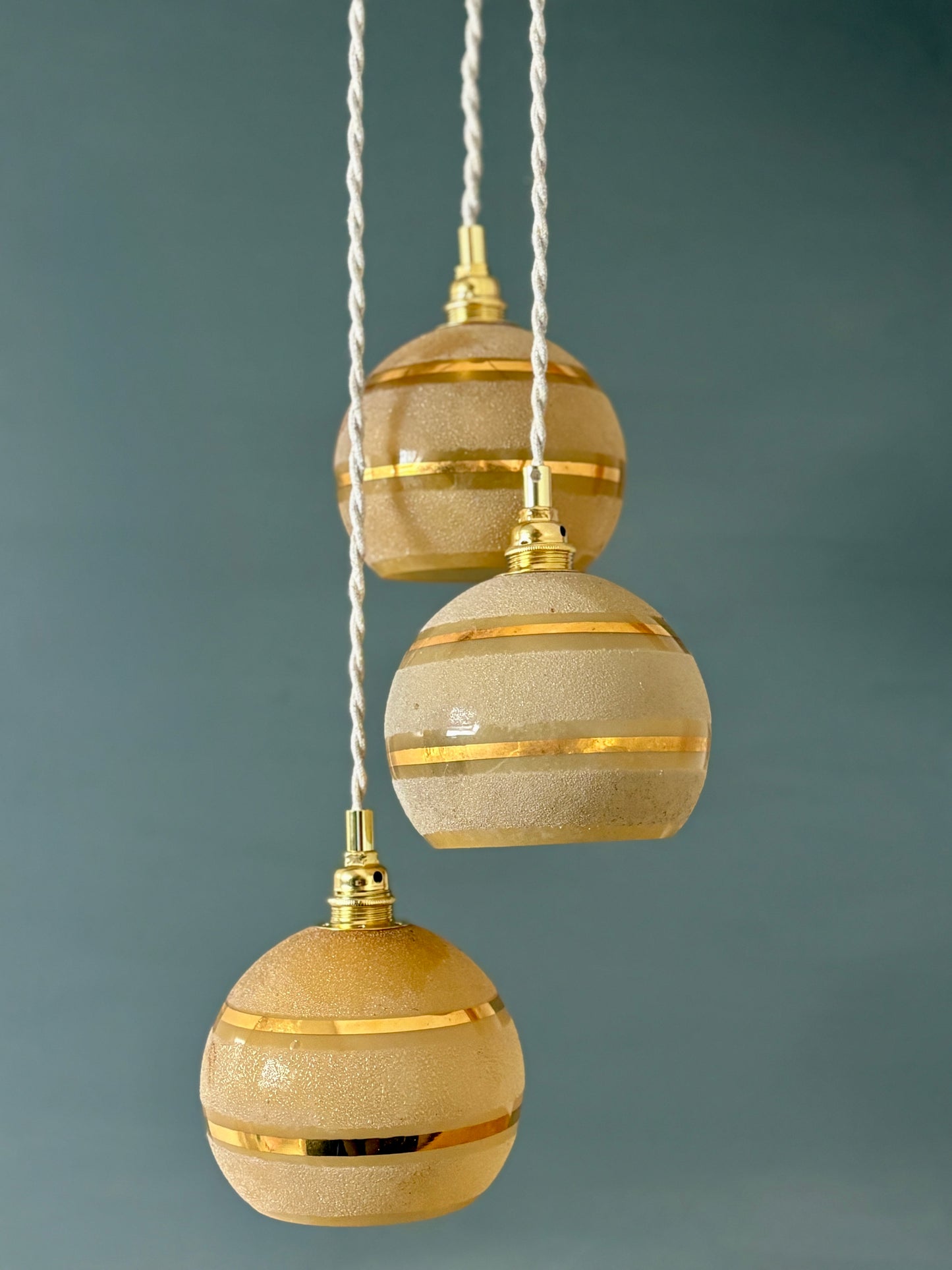 Suspension triples globes vintage en verre granité jaune et or
