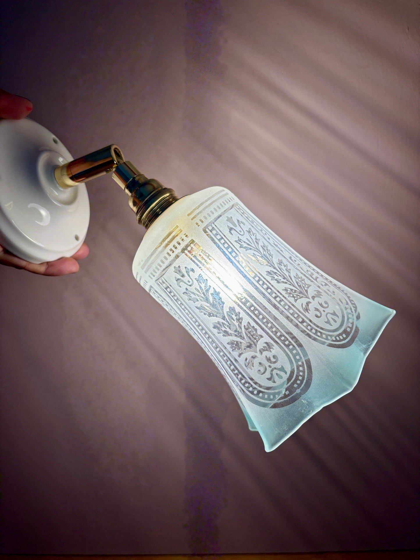 Applique tulipe vintage en verre dépoli blanc et bleu