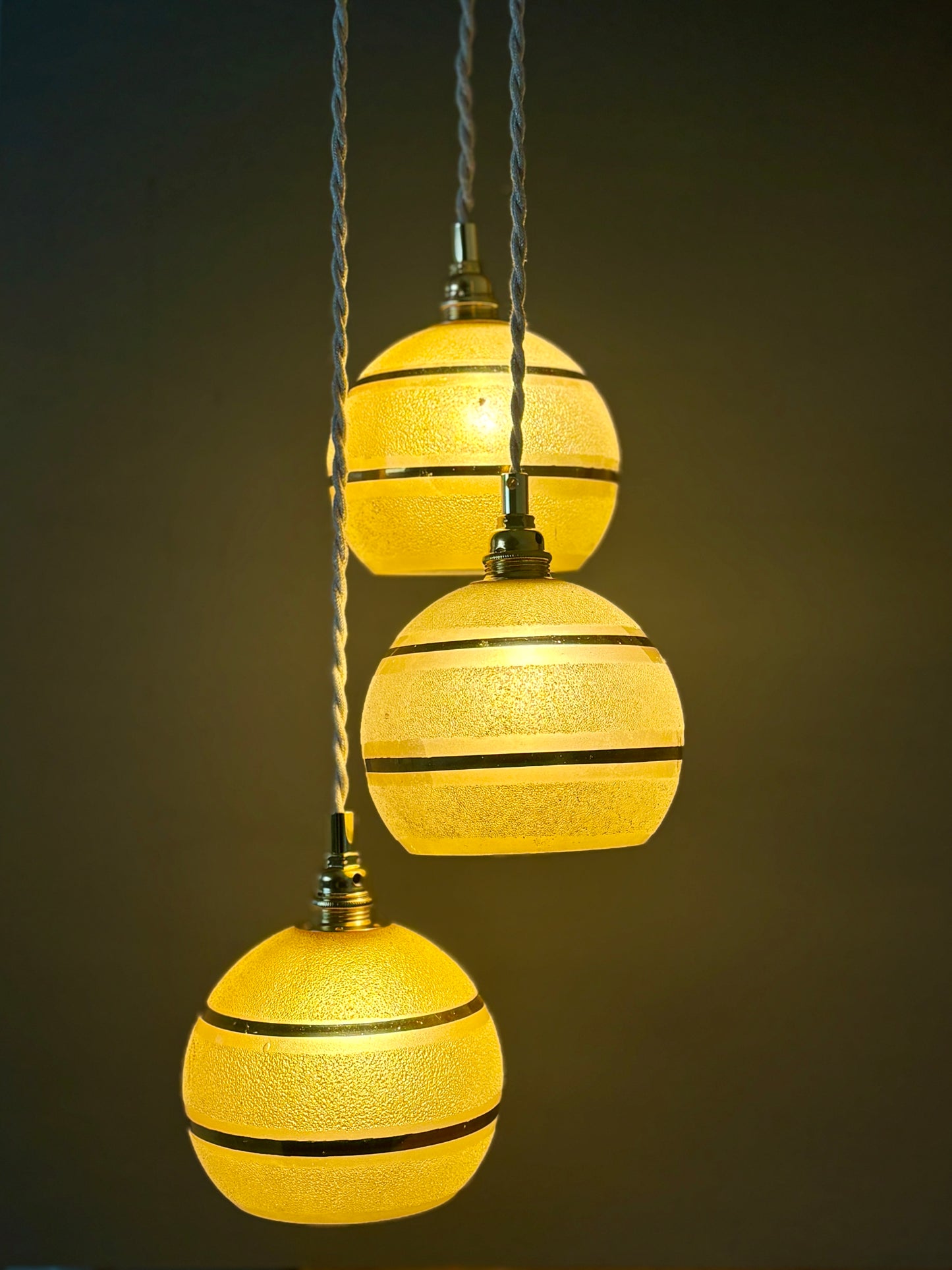 Suspension triples globes vintage en verre granité jaune et or