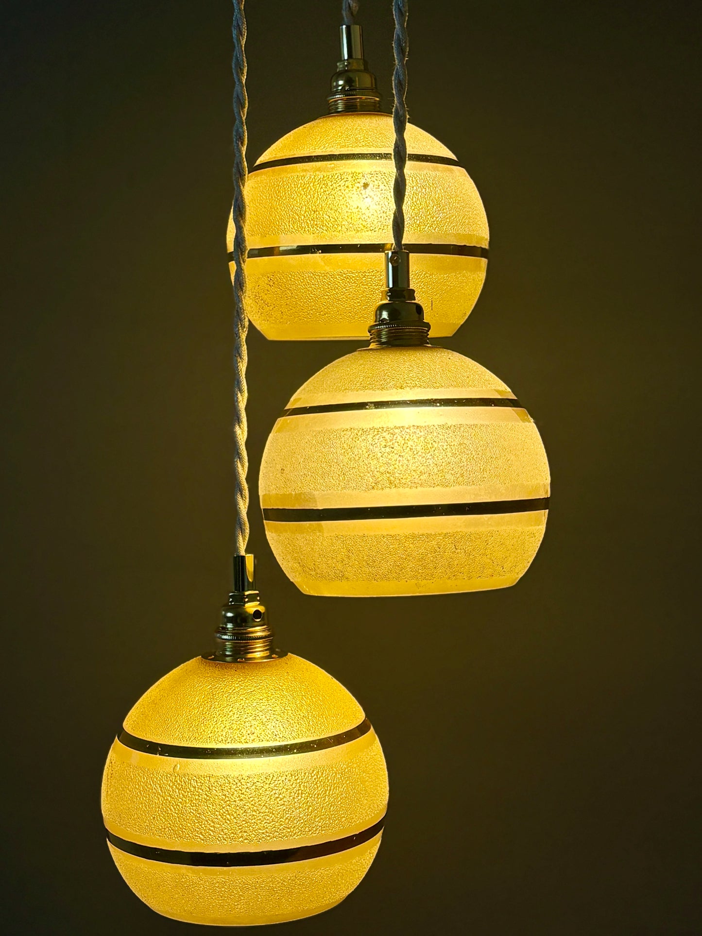 Suspension triples globes vintage en verre granité jaune et or