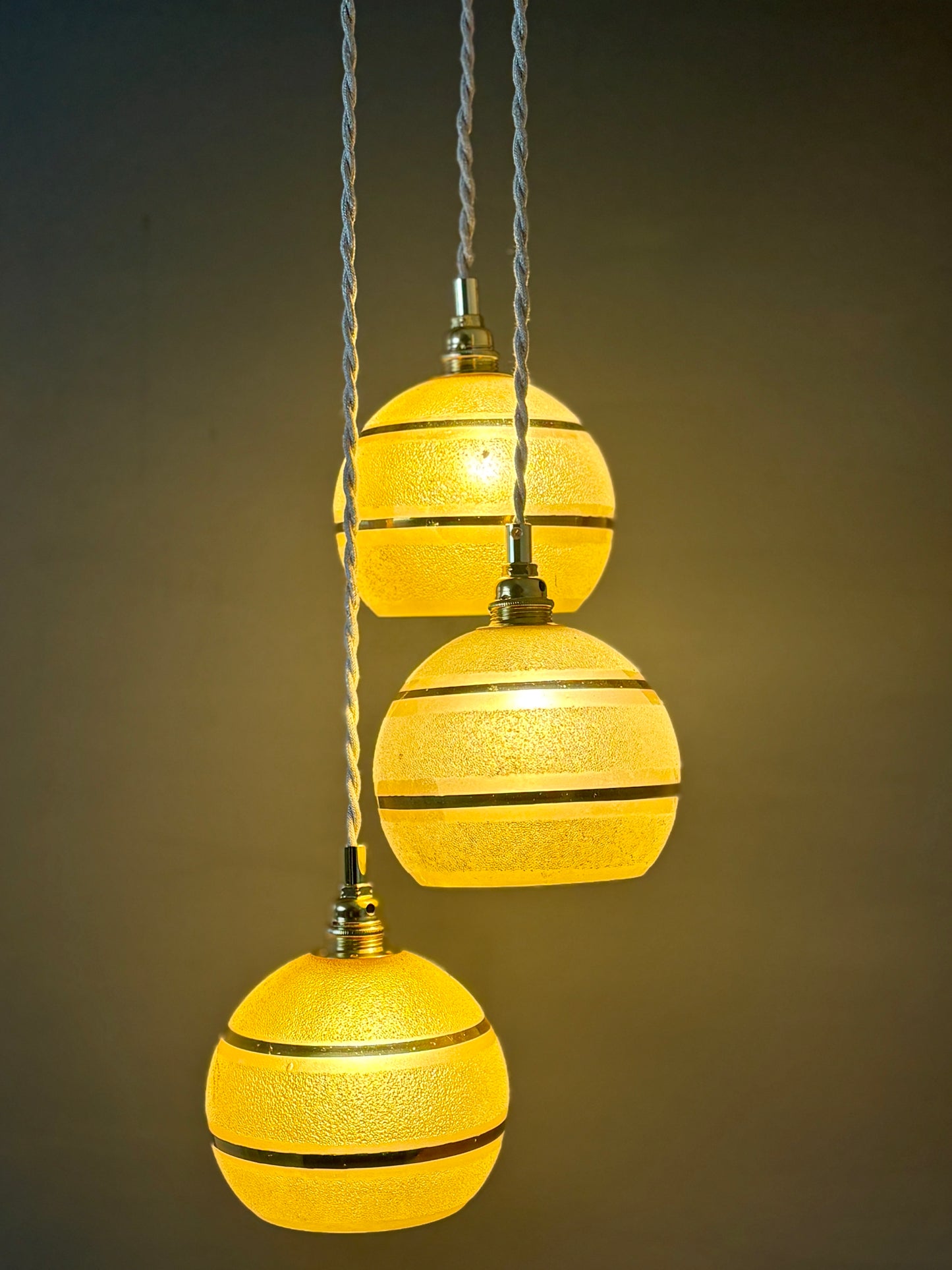 Suspension triples globes vintage en verre granité jaune et or