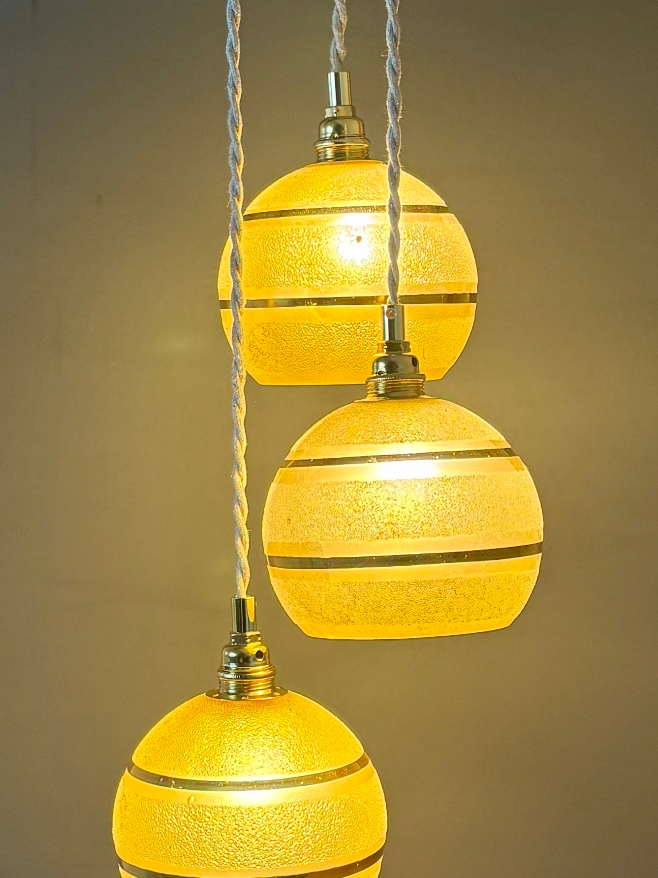 Suspension triples globes vintage en verre granité jaune et or