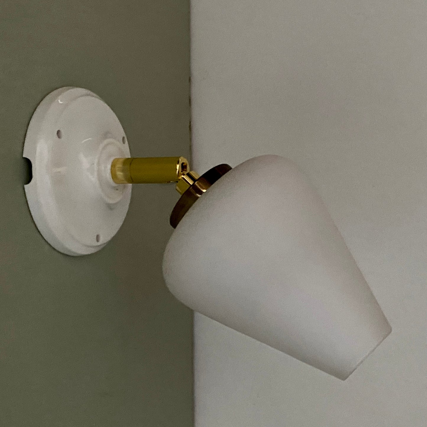 Applique tulipe vintage en opaline blanche