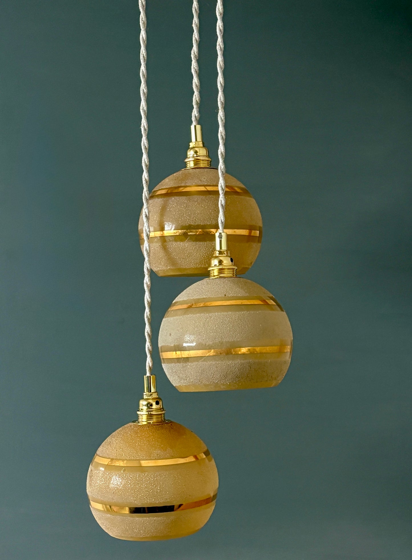 Suspension triples globes vintage en verre granité jaune et or