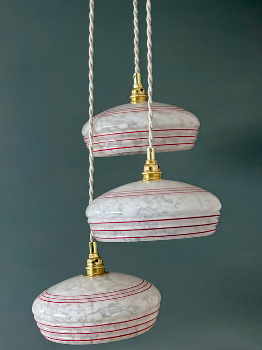 Suspension triple abat-jour vintage en verre de Clichy banc et rouge