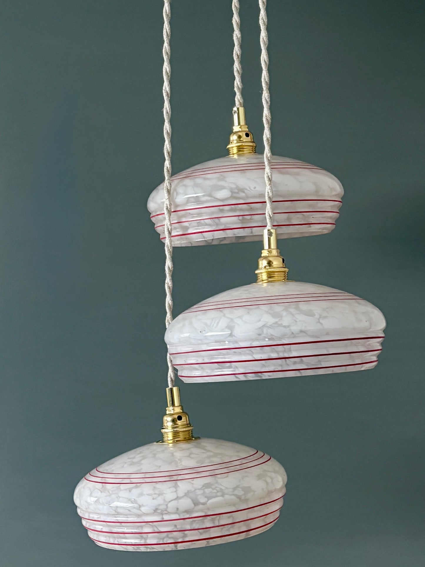 Suspension triple abat-jour vintage en verre de Clichy banc et rouge