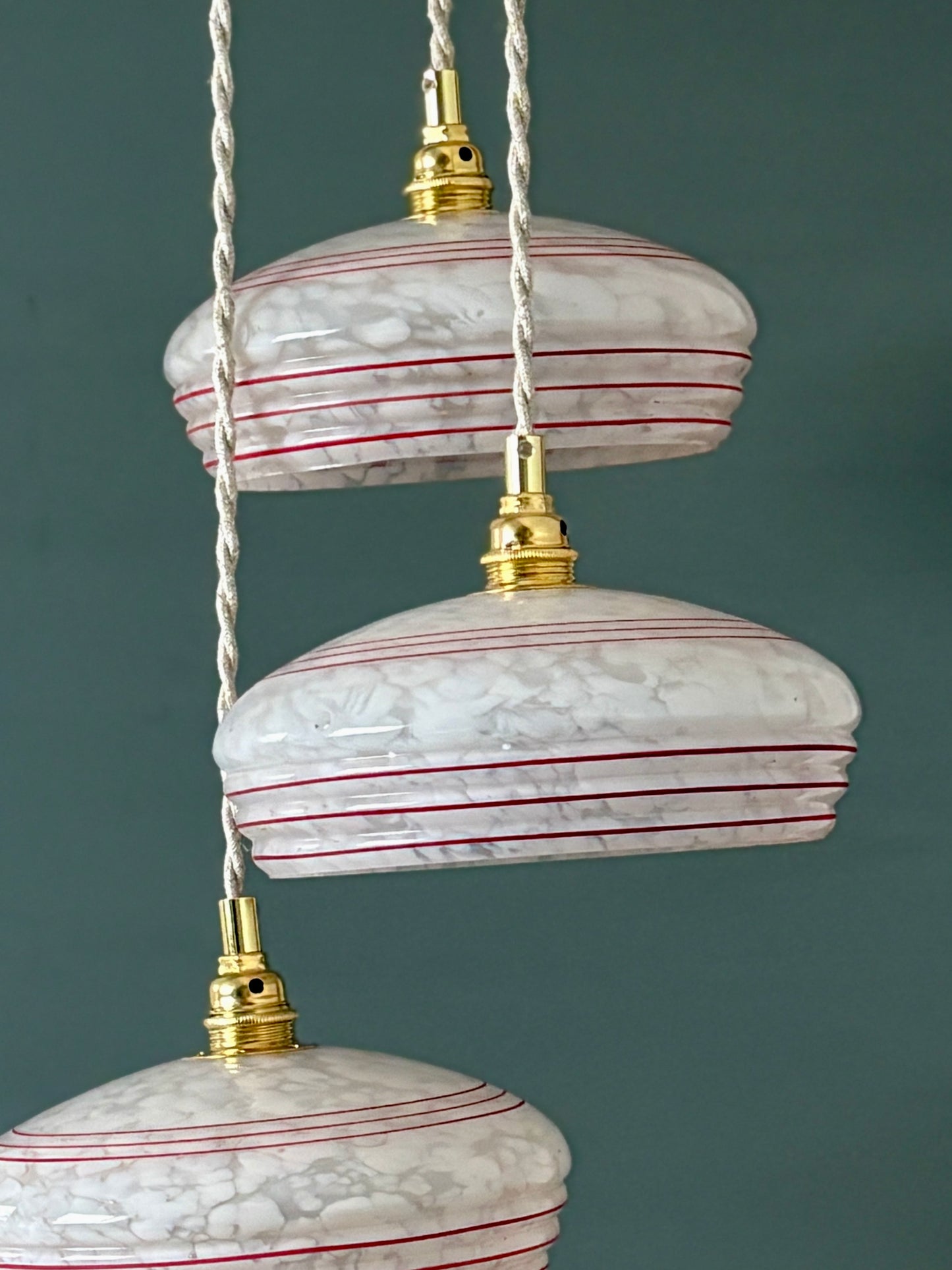 Suspension triple abat-jour vintage en verre de Clichy banc et rouge
