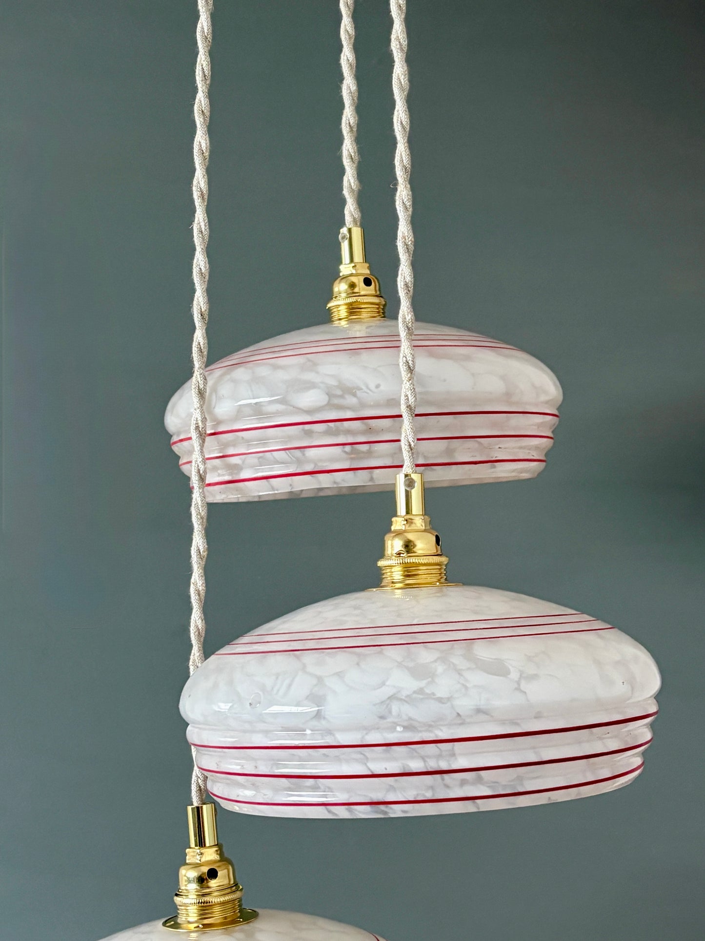 Suspension triple abat-jour vintage en verre de Clichy banc et rouge