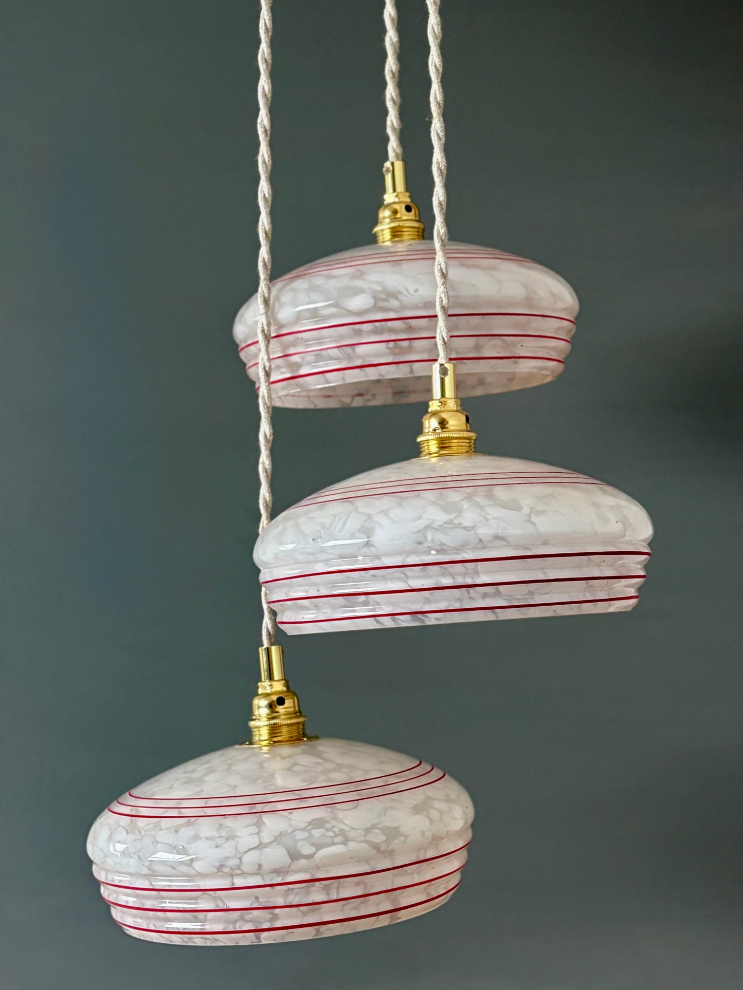 Suspension triple abat-jour vintage en verre de Clichy banc et rouge