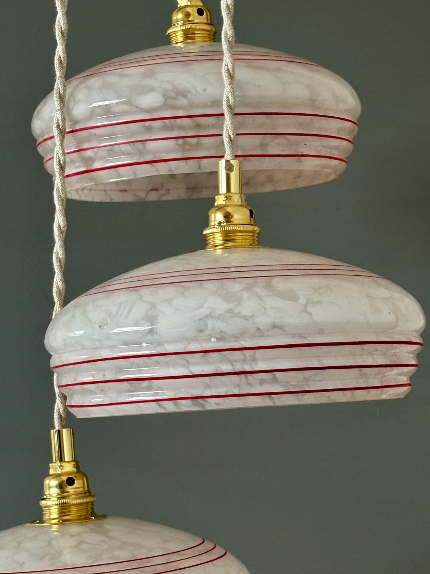 Suspension triple abat-jour vintage en verre de Clichy banc et rouge