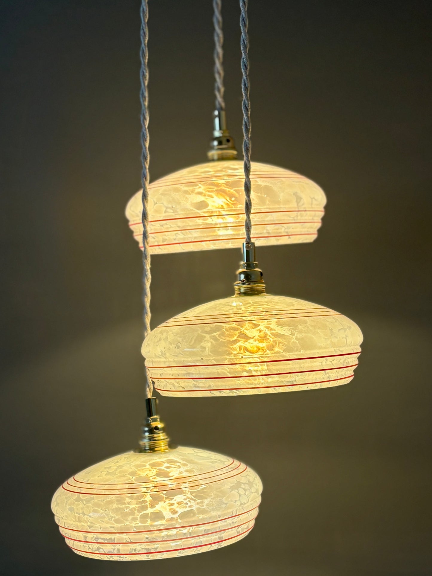 Suspension triple abat-jour vintage en verre de Clichy banc et rouge