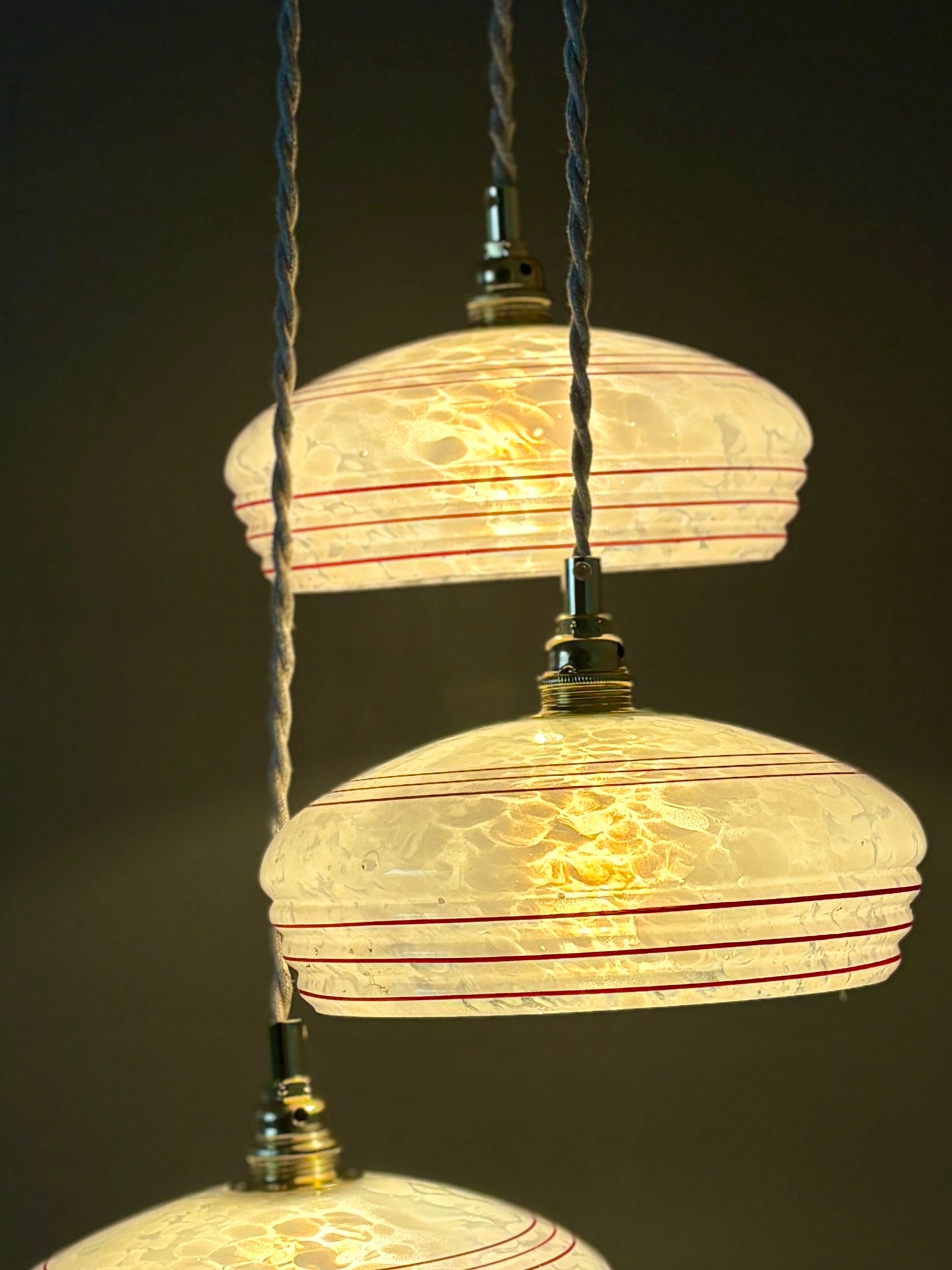 Suspension triple abat-jour vintage en verre de Clichy banc et rouge