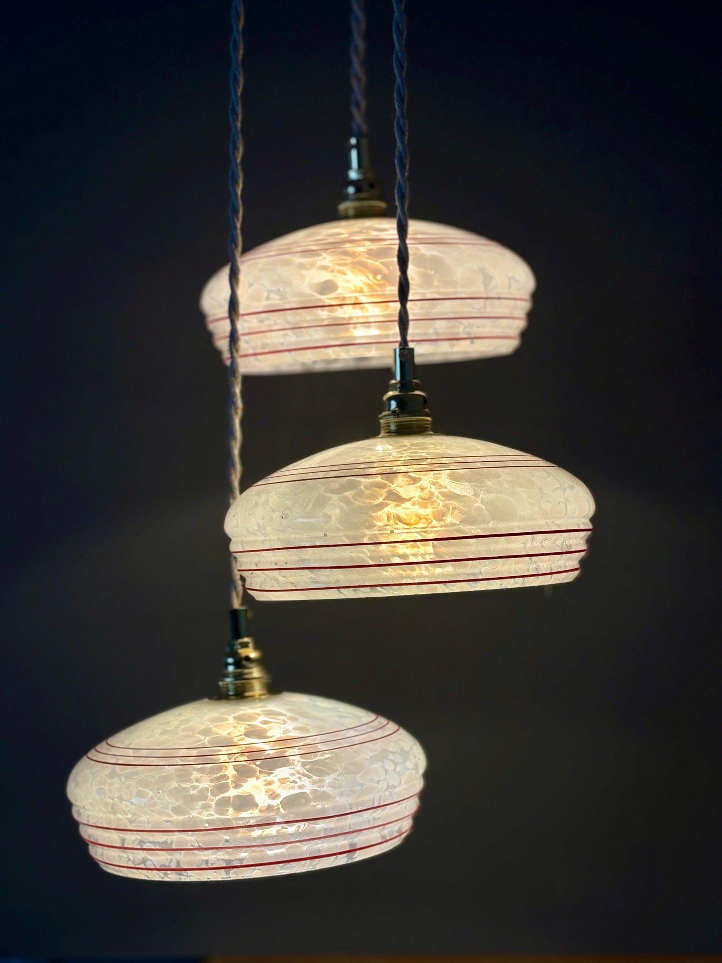 Suspension triple abat-jour vintage en verre de Clichy banc et rouge