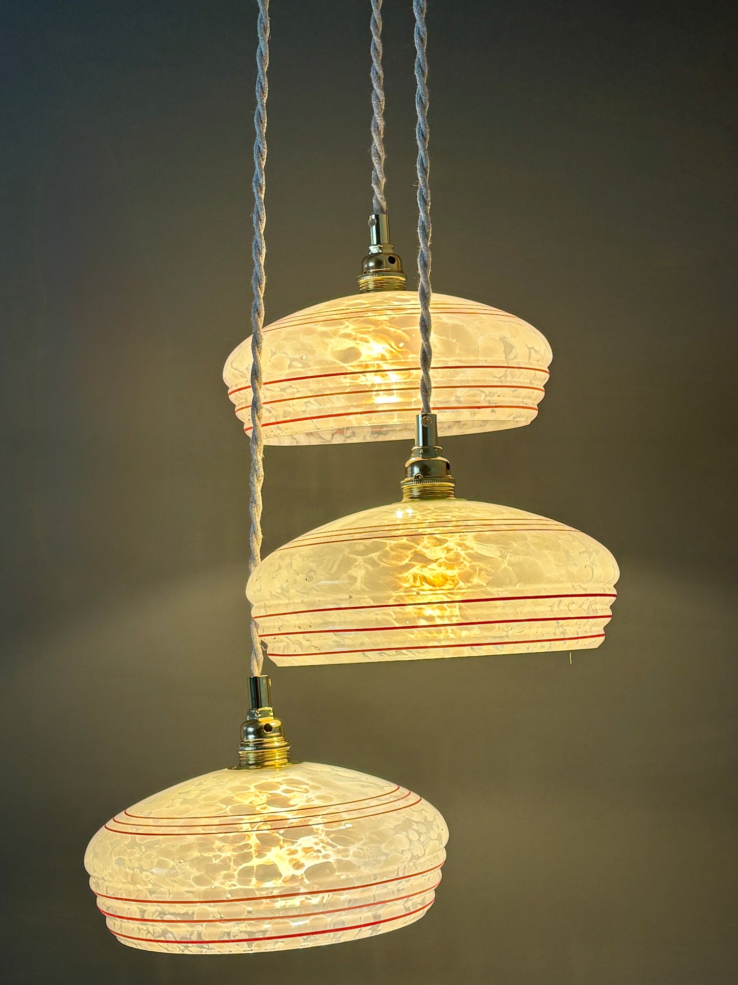Suspension triple abat-jour vintage en verre de Clichy banc et rouge