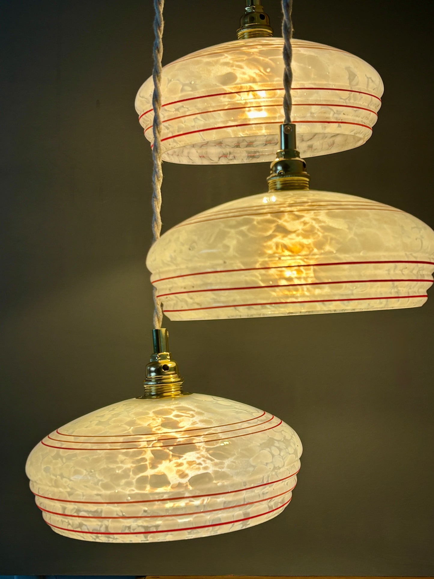 Suspension triple abat-jour vintage en verre de Clichy banc et rouge