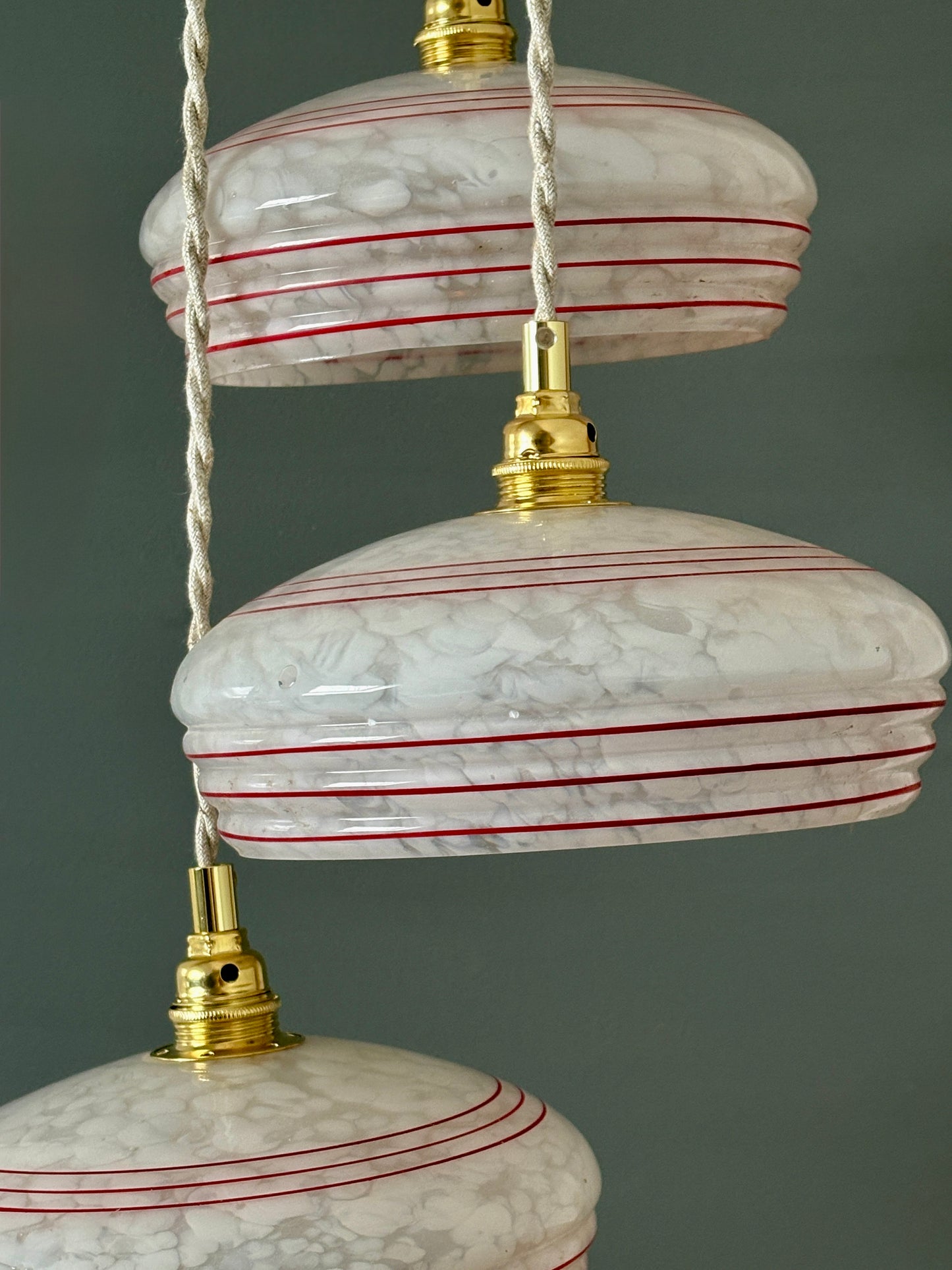 Suspension triple abat-jour vintage en verre de Clichy banc et rouge