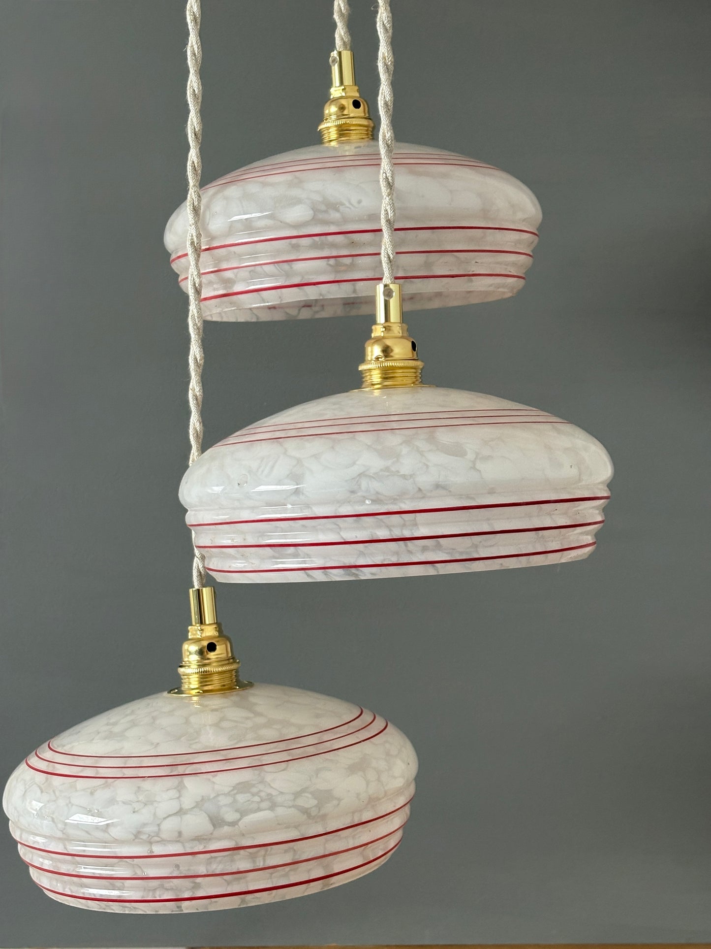 Suspension triple abat-jour vintage en verre de Clichy banc et rouge