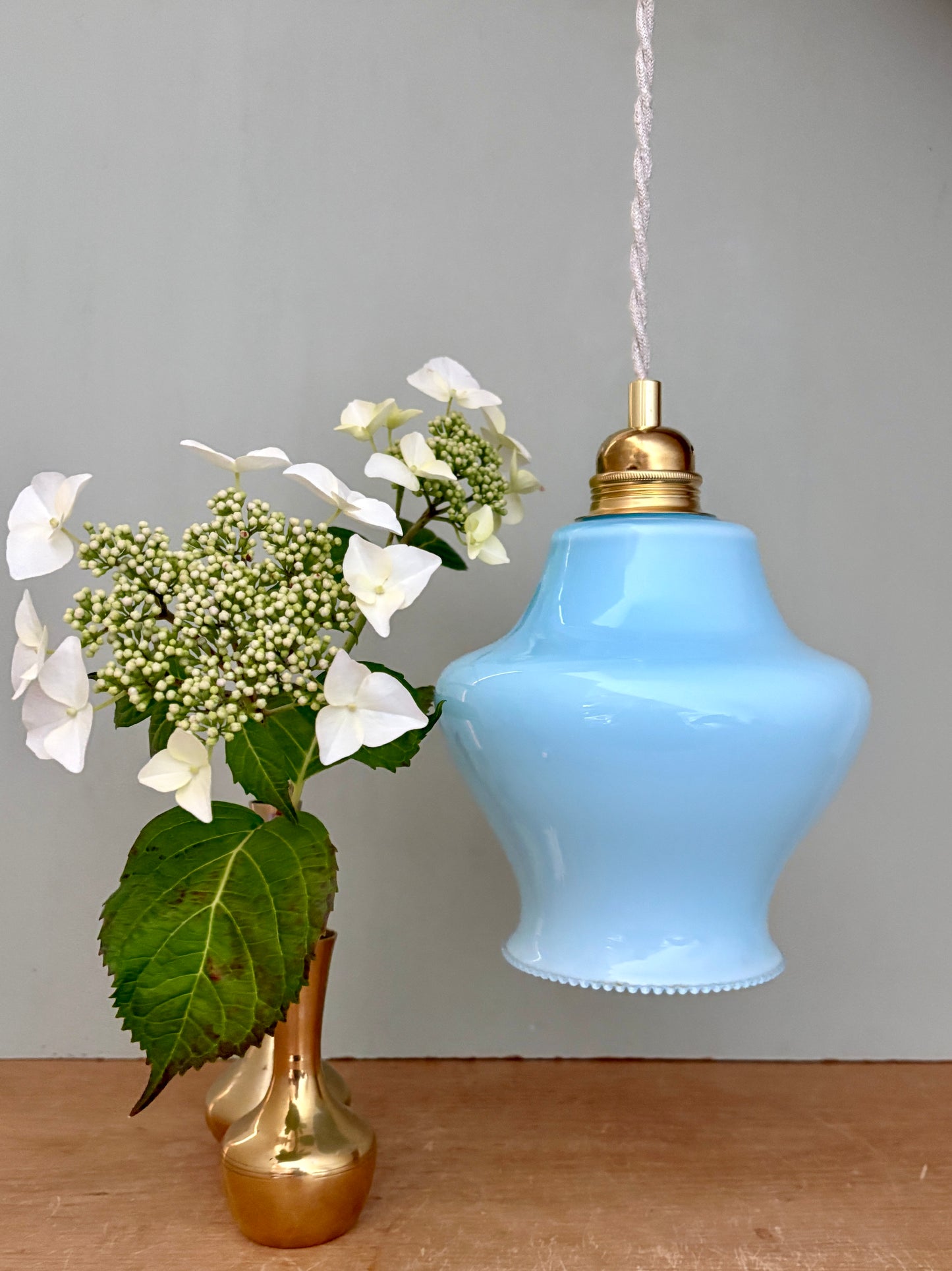 Suspension globe vintage en opaline bleue