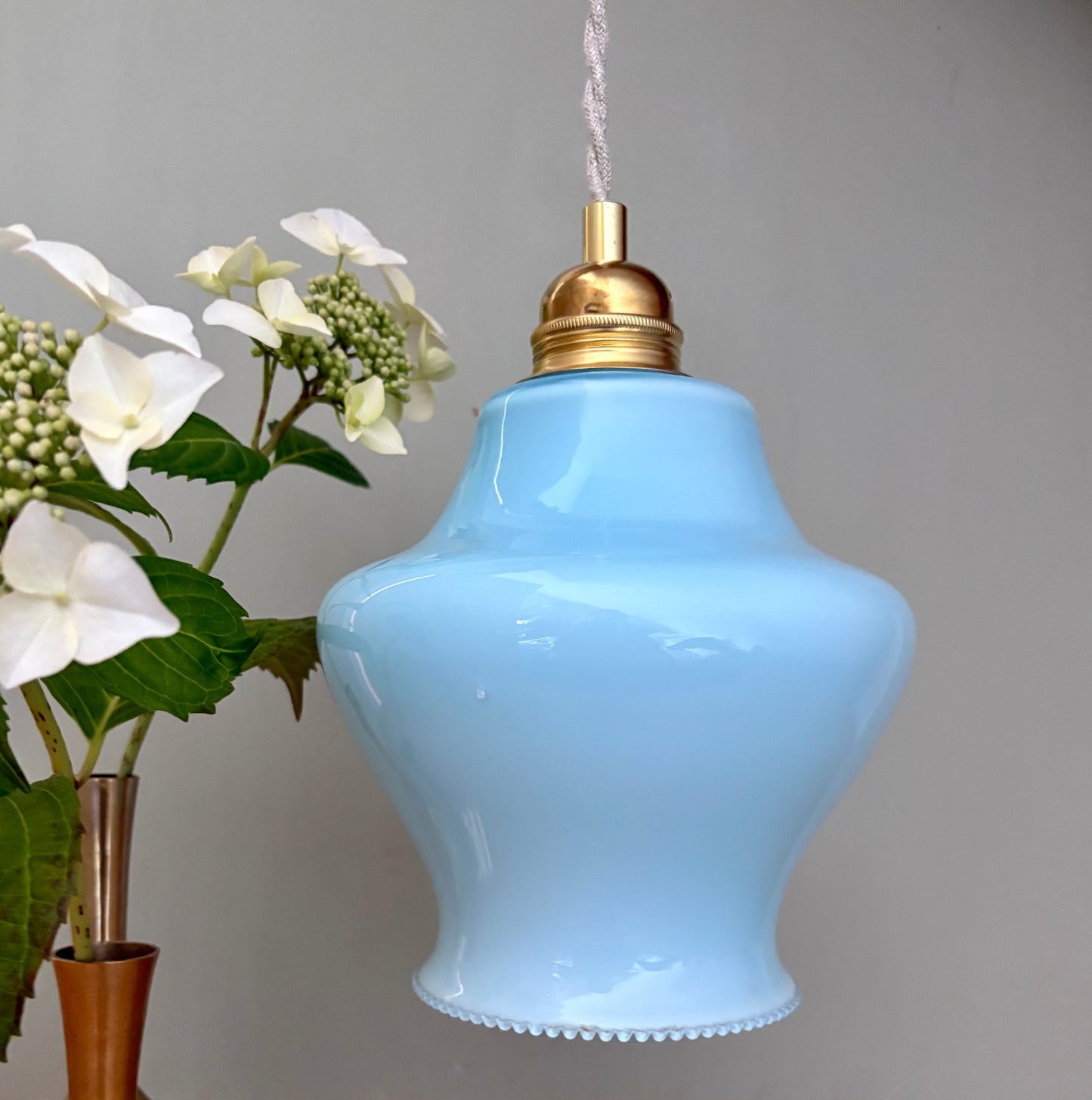 Suspension globe vintage en opaline bleue