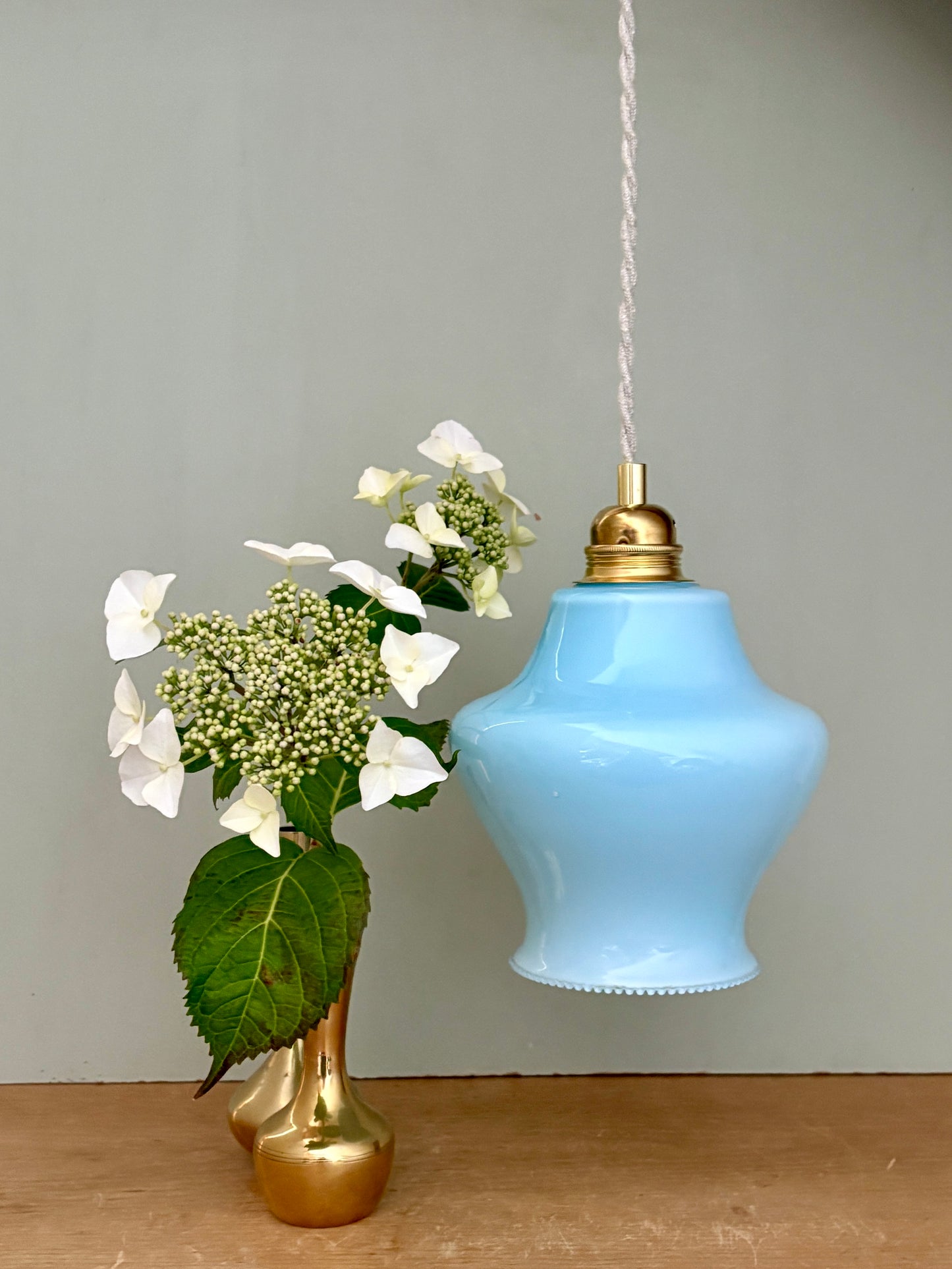 Suspension globe vintage en opaline bleue