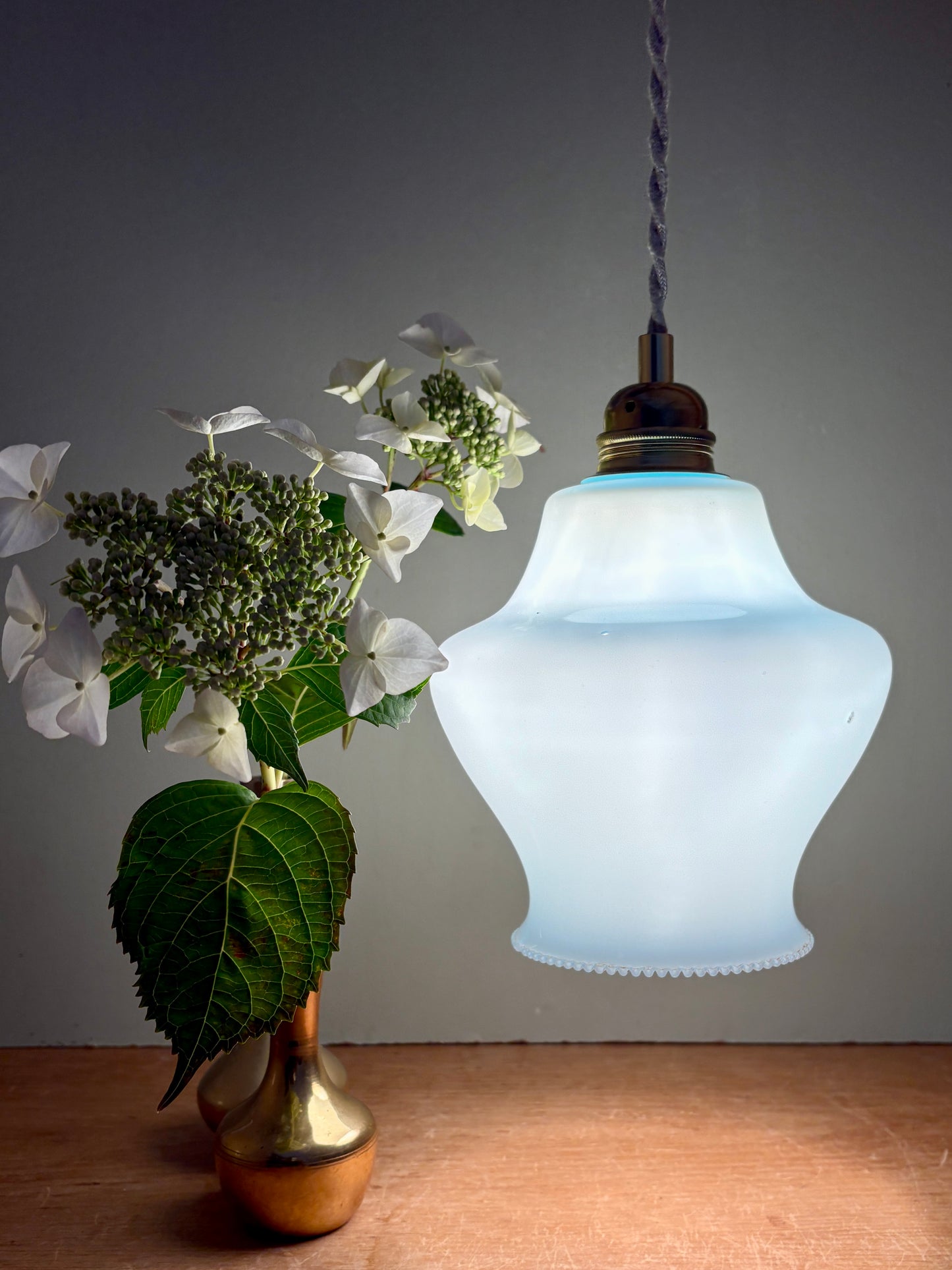 Suspension globe vintage en opaline bleue