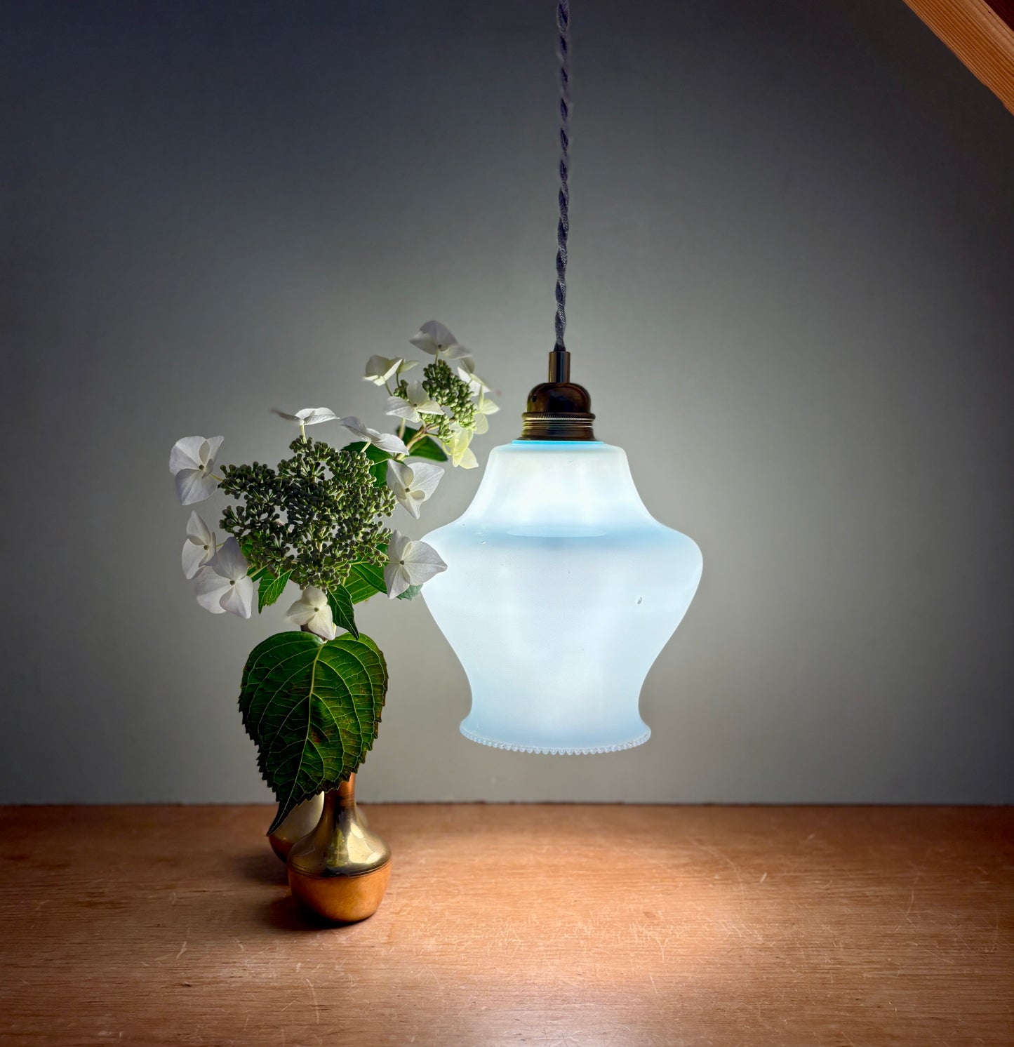 Suspension globe vintage en opaline bleue