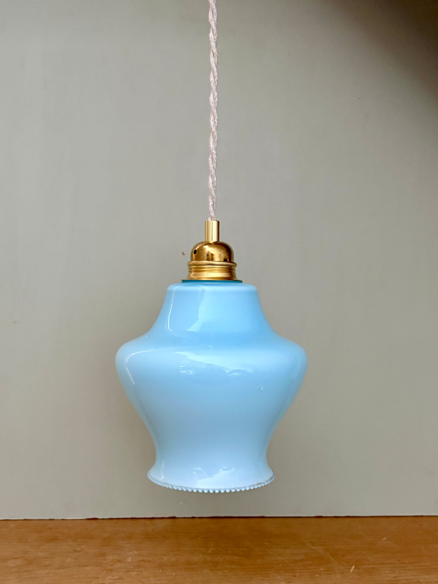 Suspension globe vintage en opaline bleue