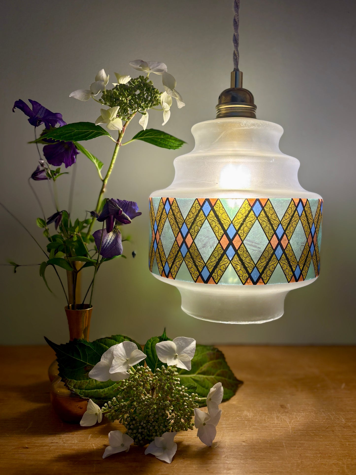 Suspension globe vintage en verre effet vitrail