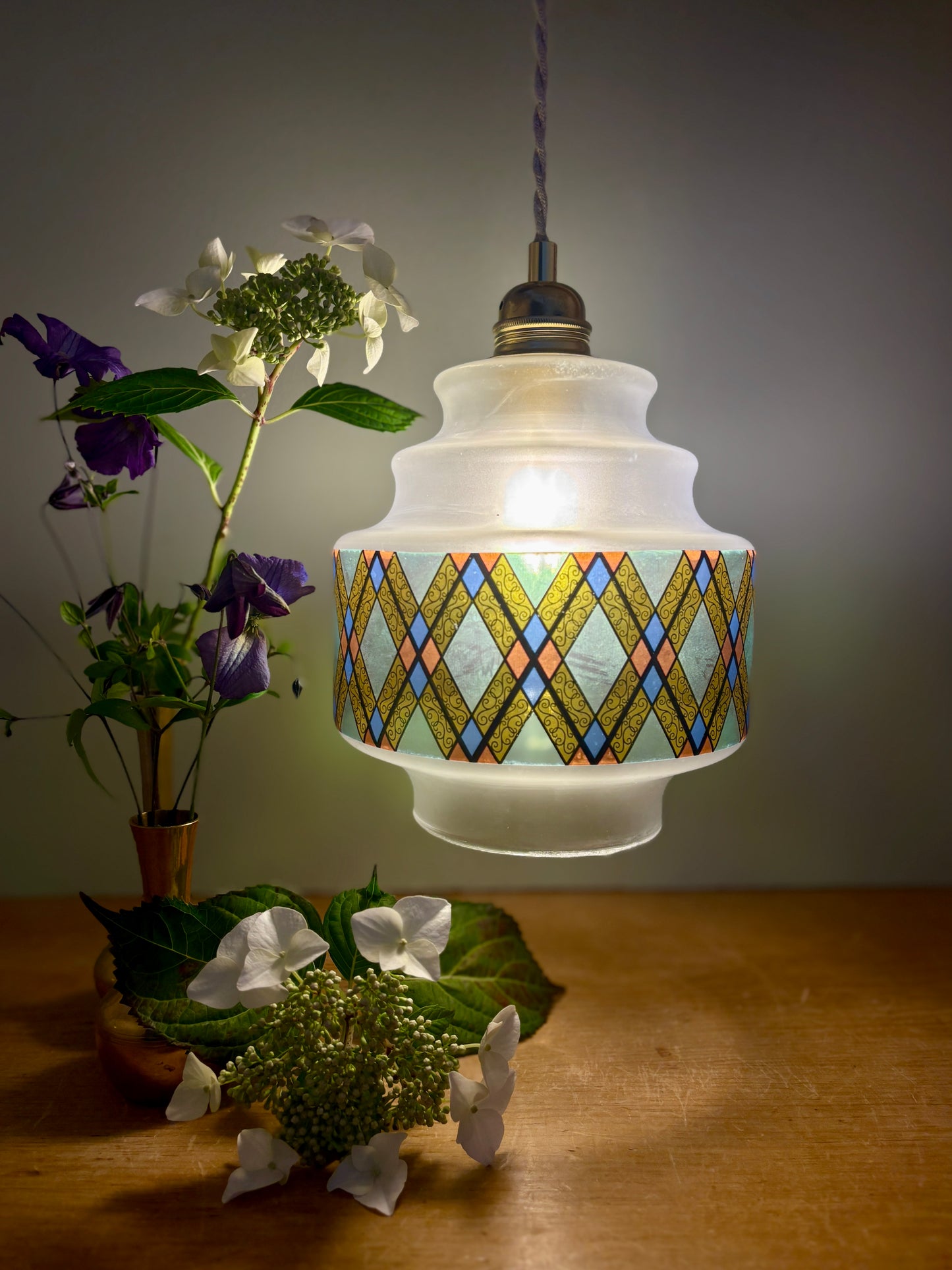 Suspension globe vintage en verre effet vitrail