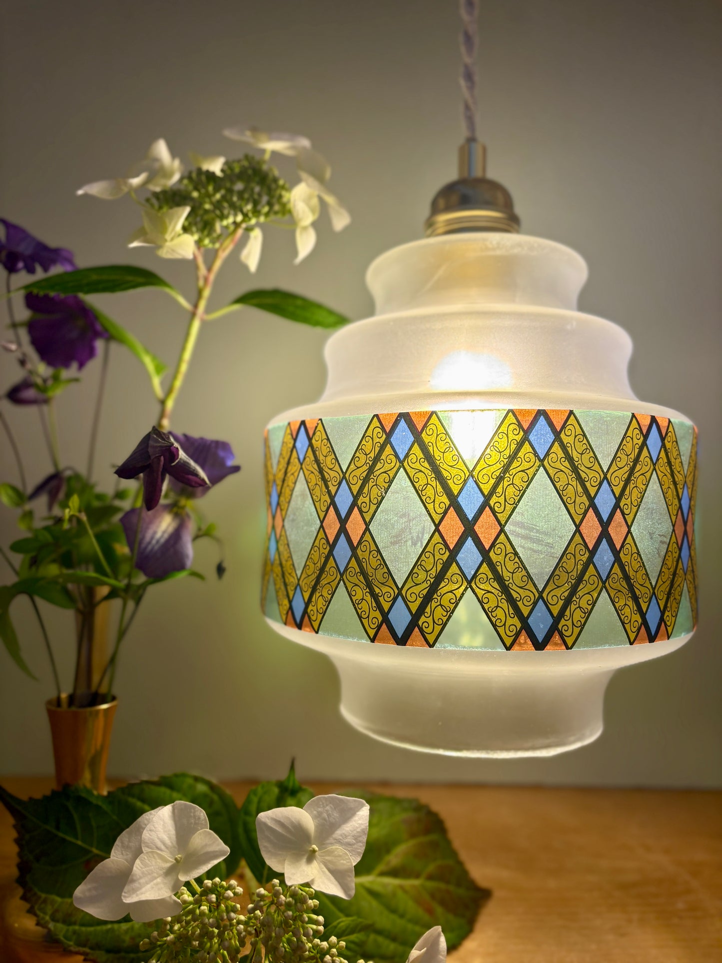 Suspension globe vintage en verre effet vitrail