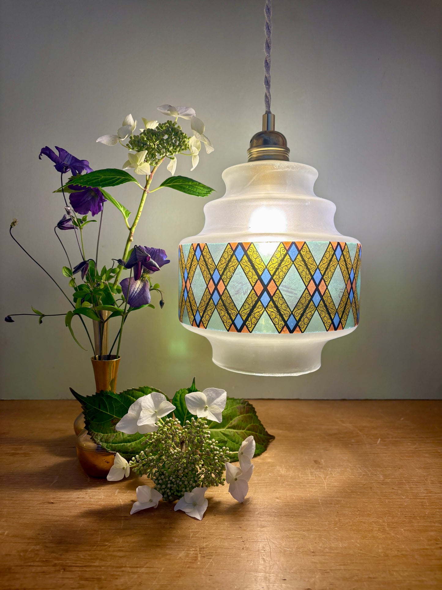 Suspension globe vintage en verre effet vitrail