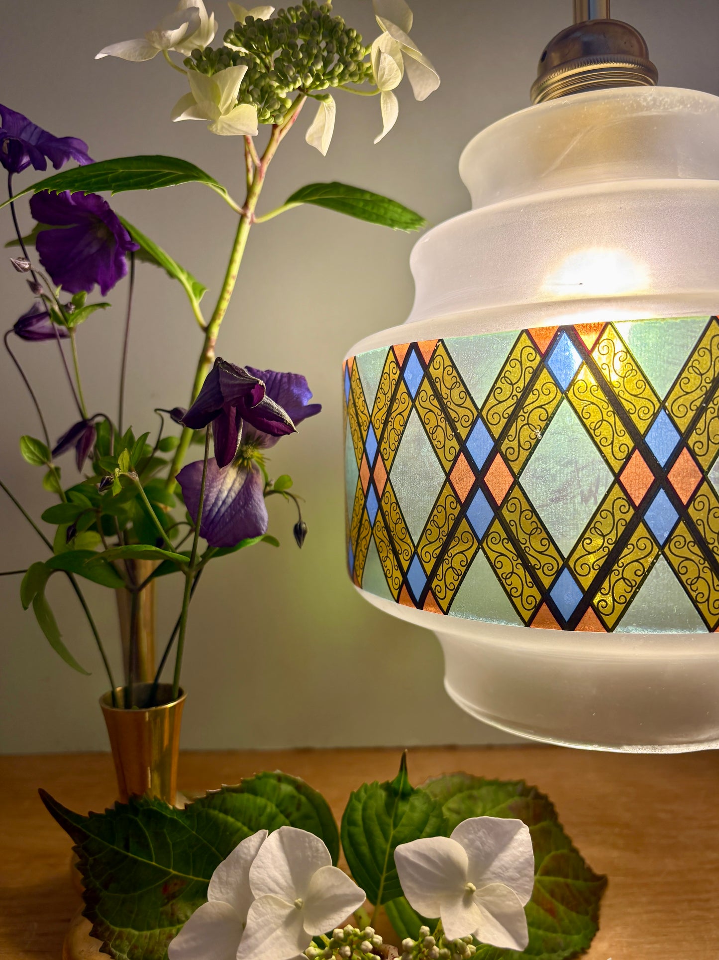 Suspension globe vintage en verre effet vitrail