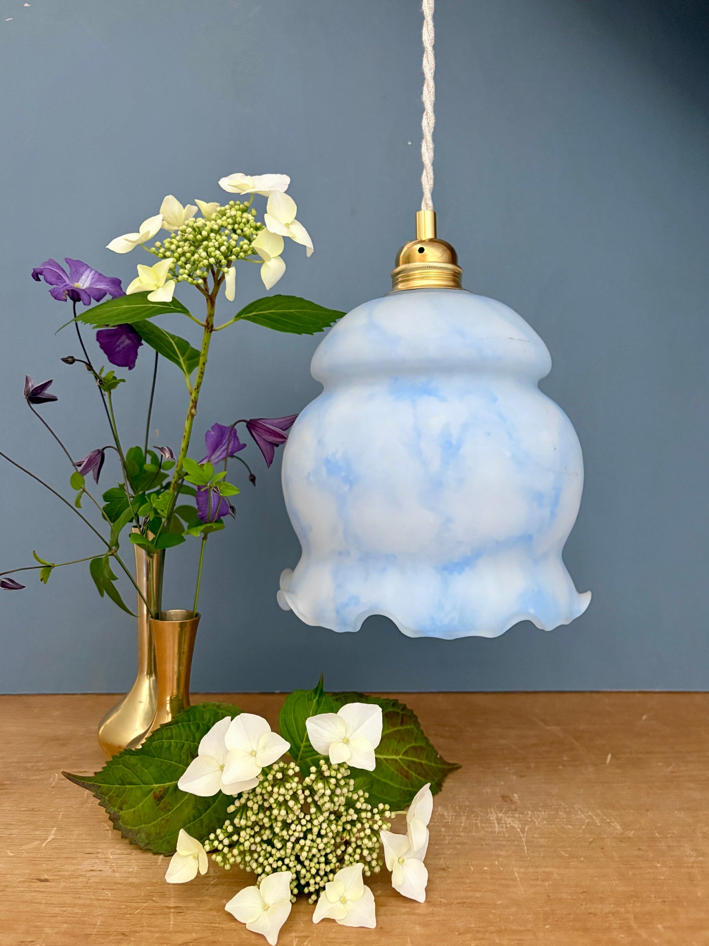 Suspension globe vintage en opaline blanche et bleue