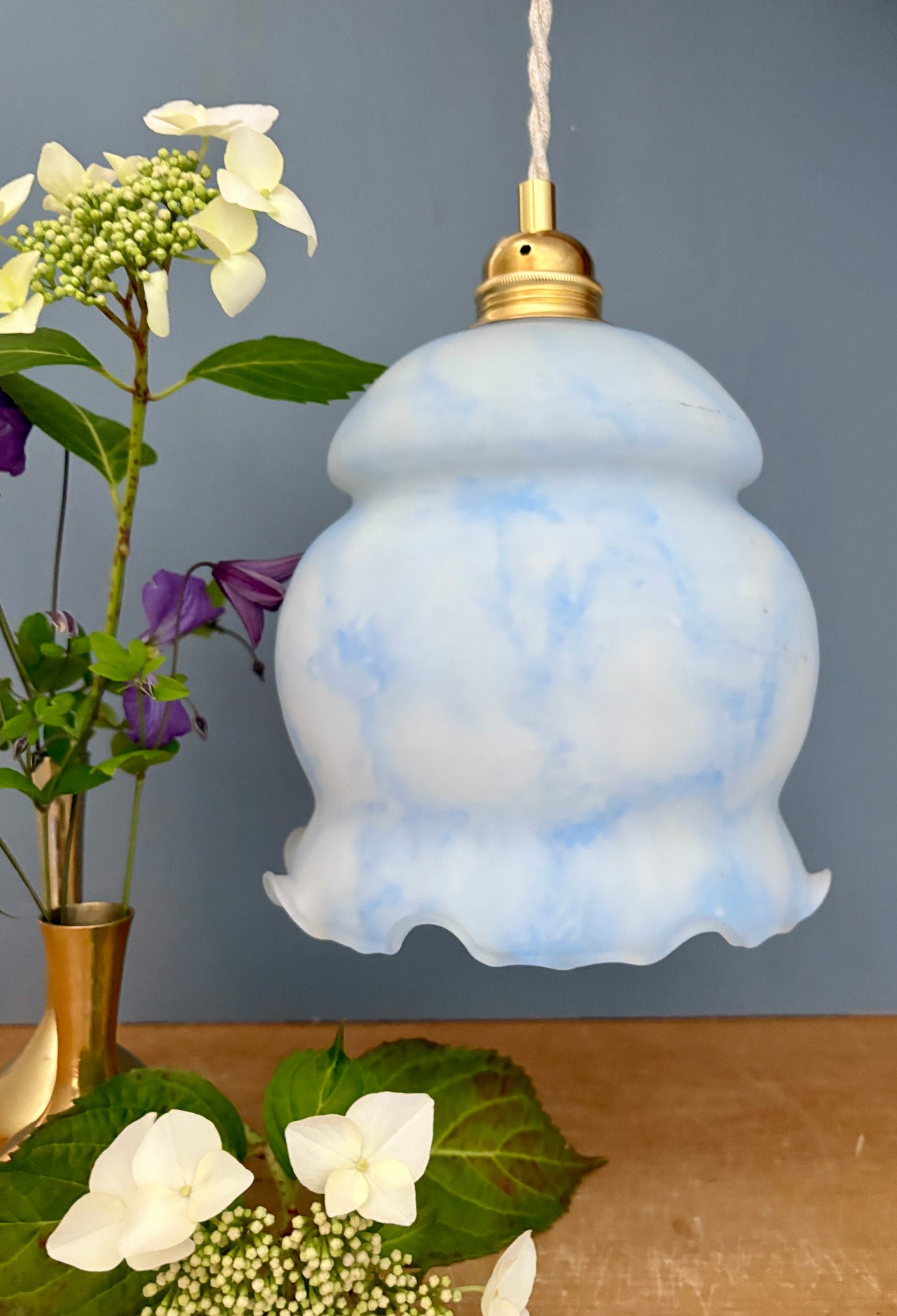 Suspension globe vintage en opaline blanche et bleue