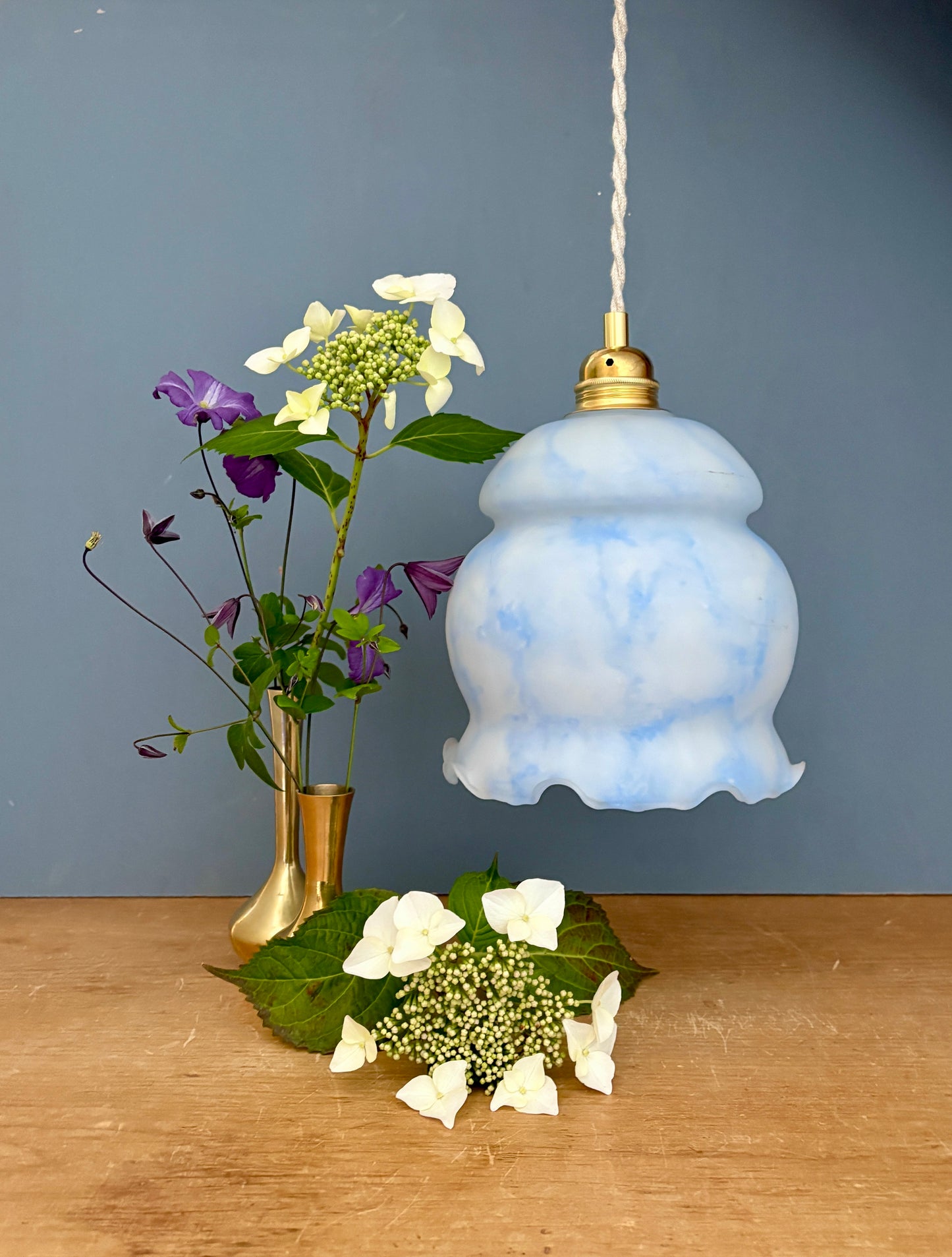 Suspension globe vintage en opaline blanche et bleue