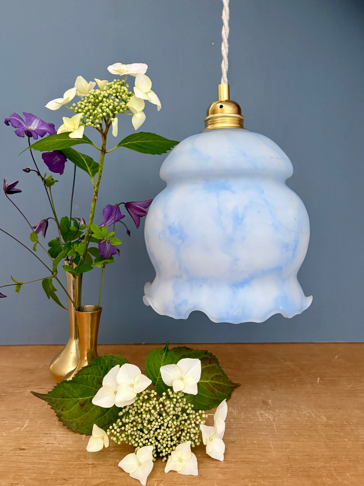 Suspension globe vintage en opaline blanche et bleue