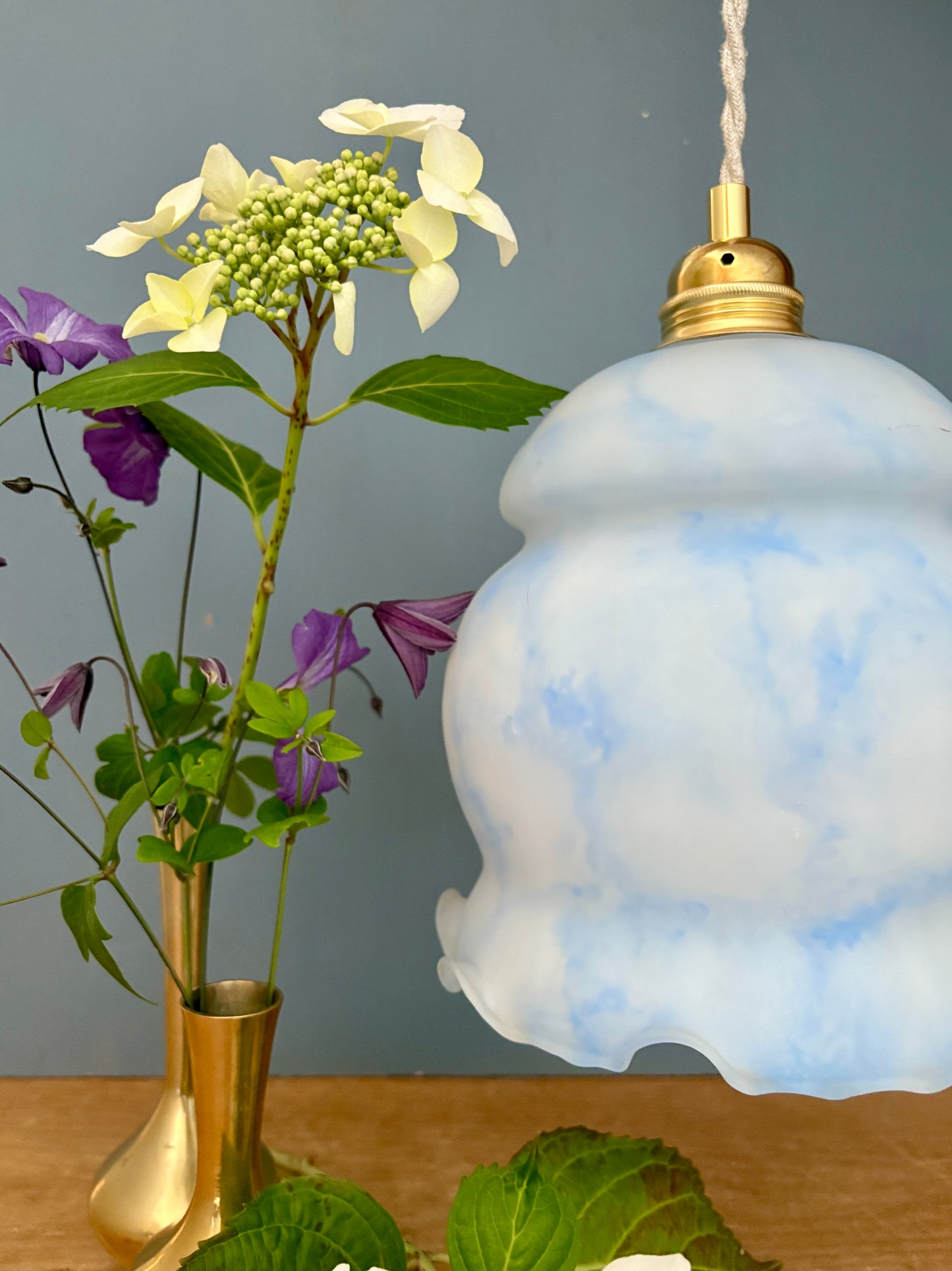 Suspension globe vintage en opaline blanche et bleue