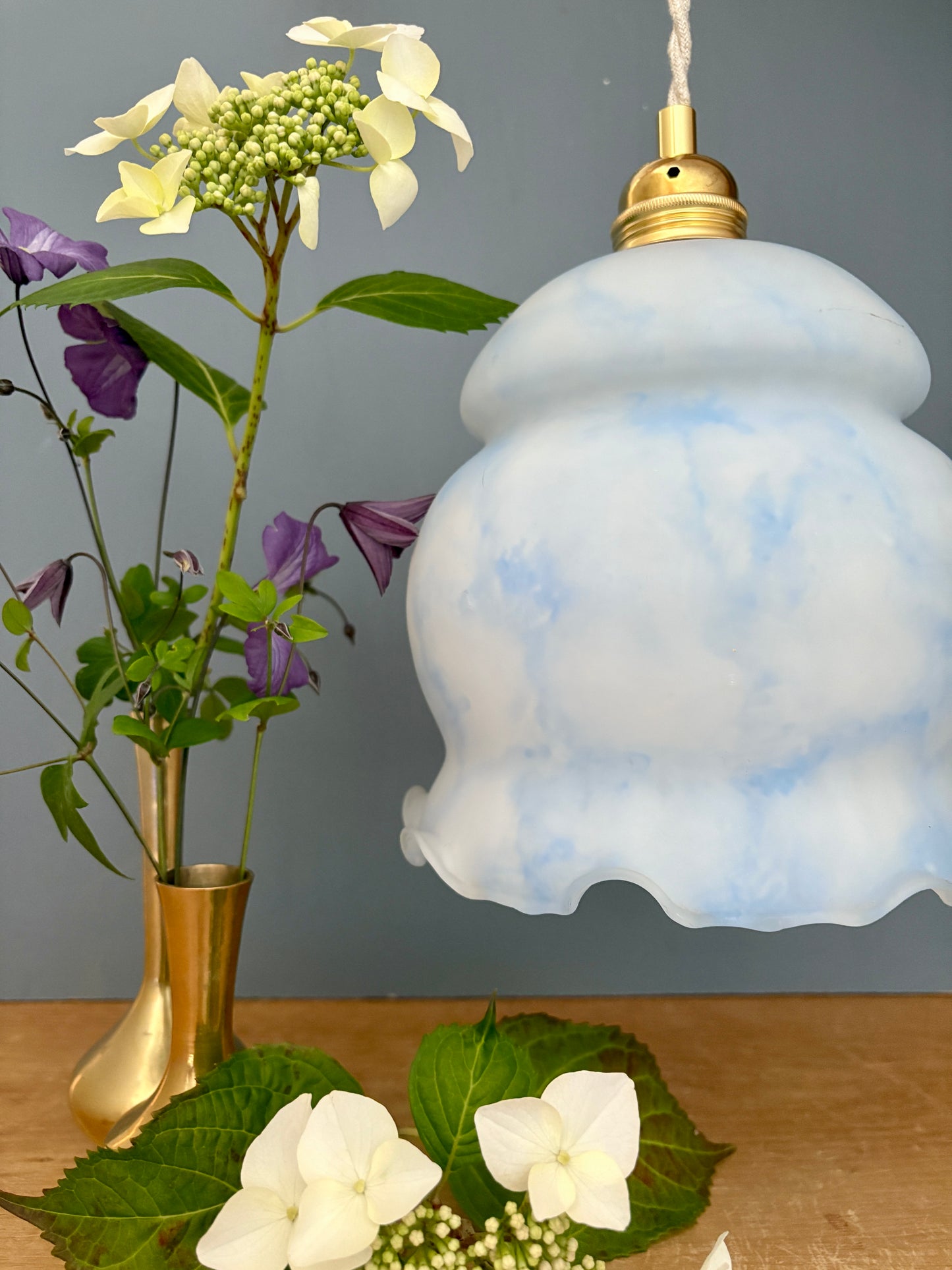 Suspension globe vintage en opaline blanche et bleue