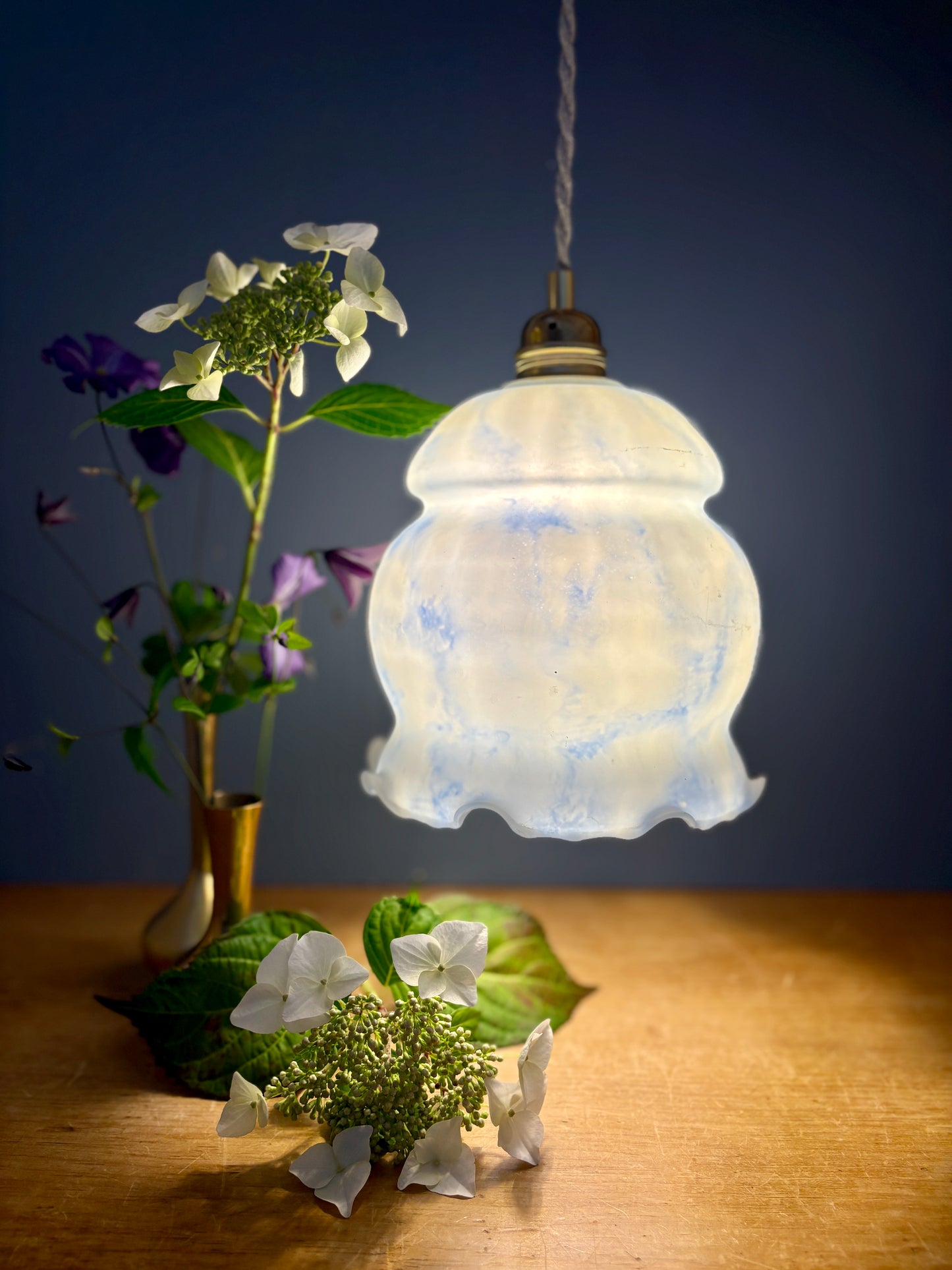 Suspension globe vintage en opaline blanche et bleue