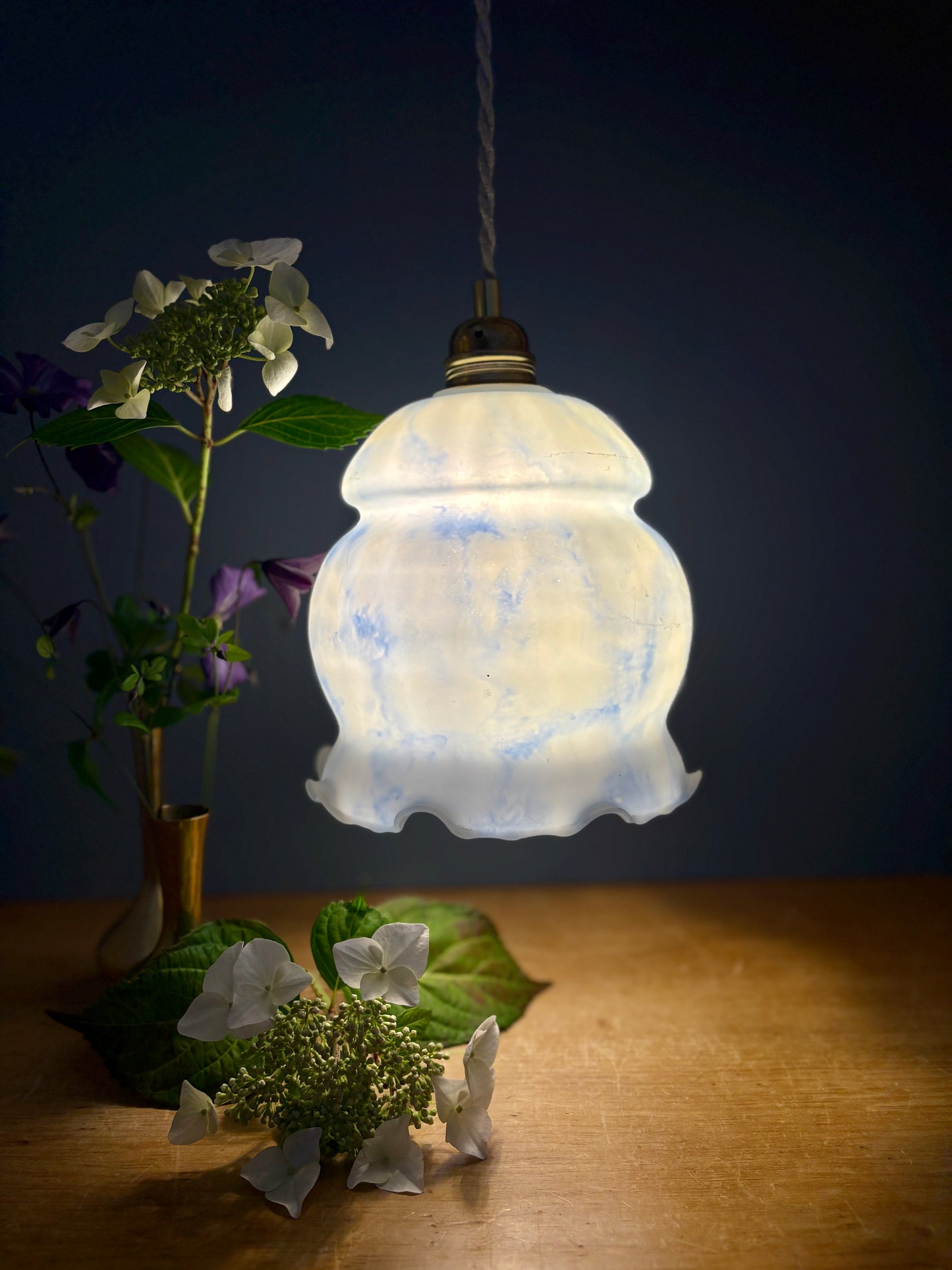 Suspension globe vintage en opaline blanche et bleue
