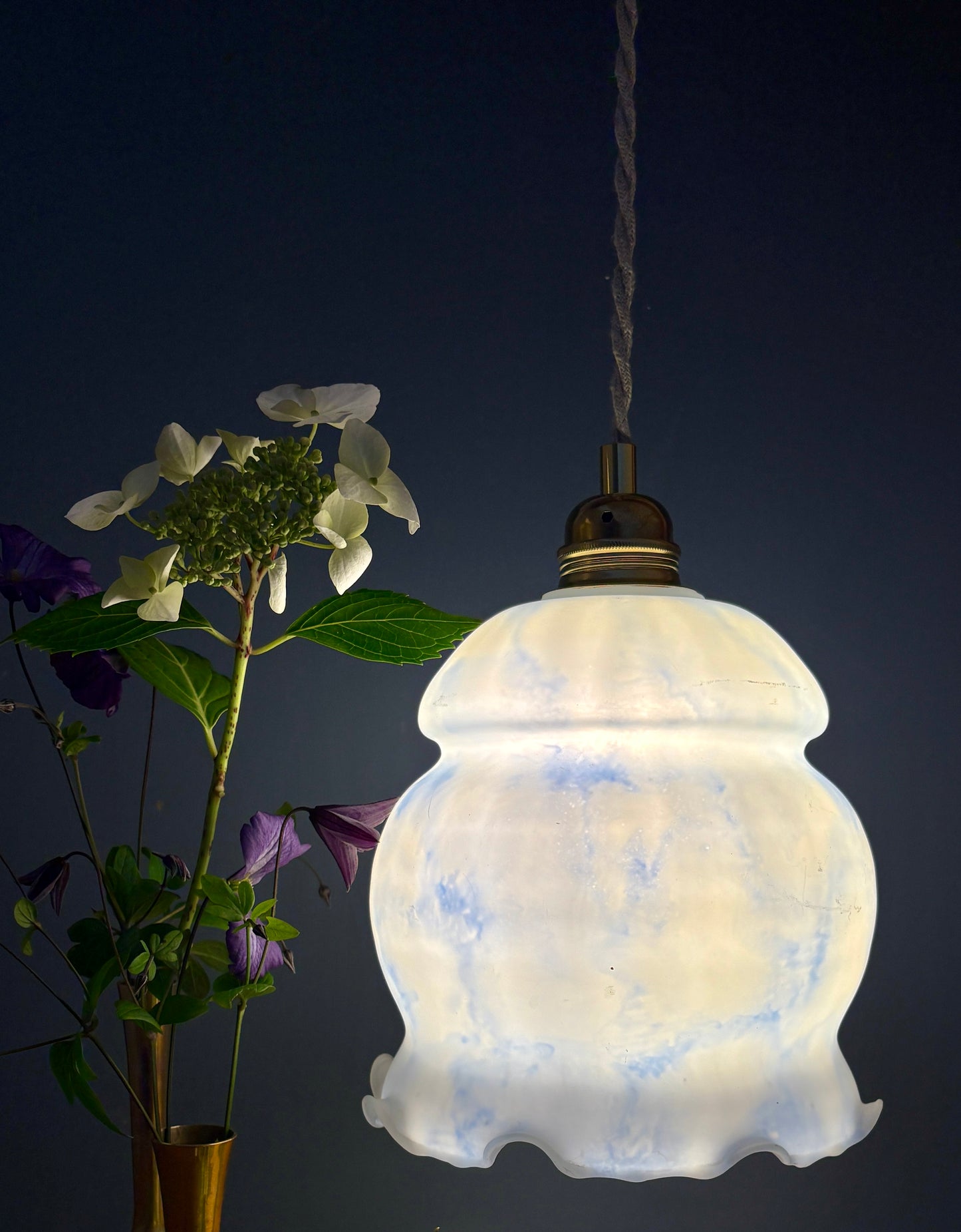 Suspension globe vintage en opaline blanche et bleue