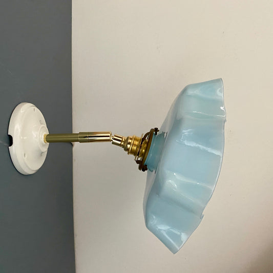 Applique abat-jour vintage en opaline bleu ciel