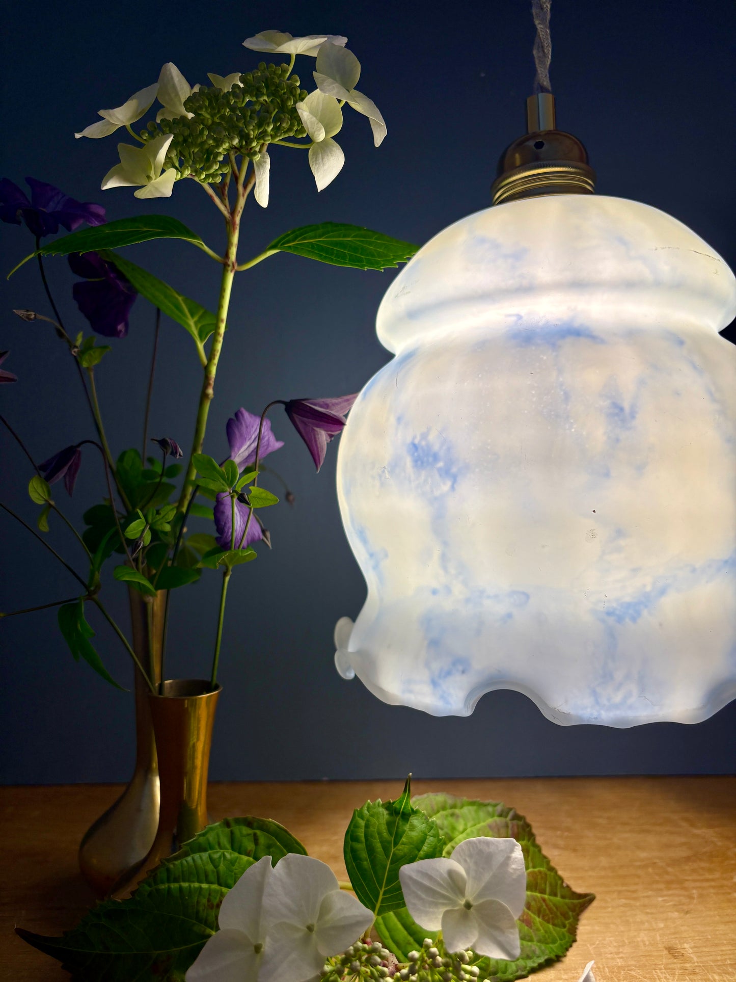 Suspension globe vintage en opaline blanche et bleue