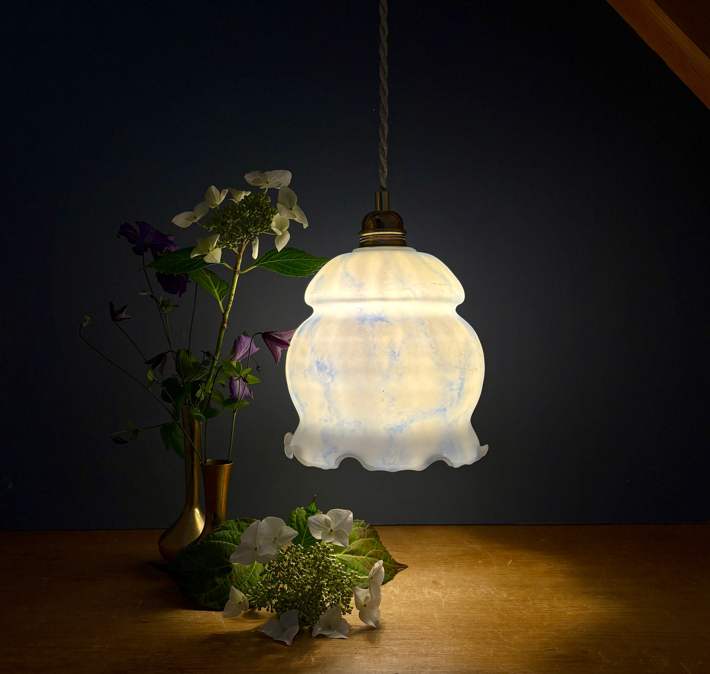 Suspension globe vintage en opaline blanche et bleue