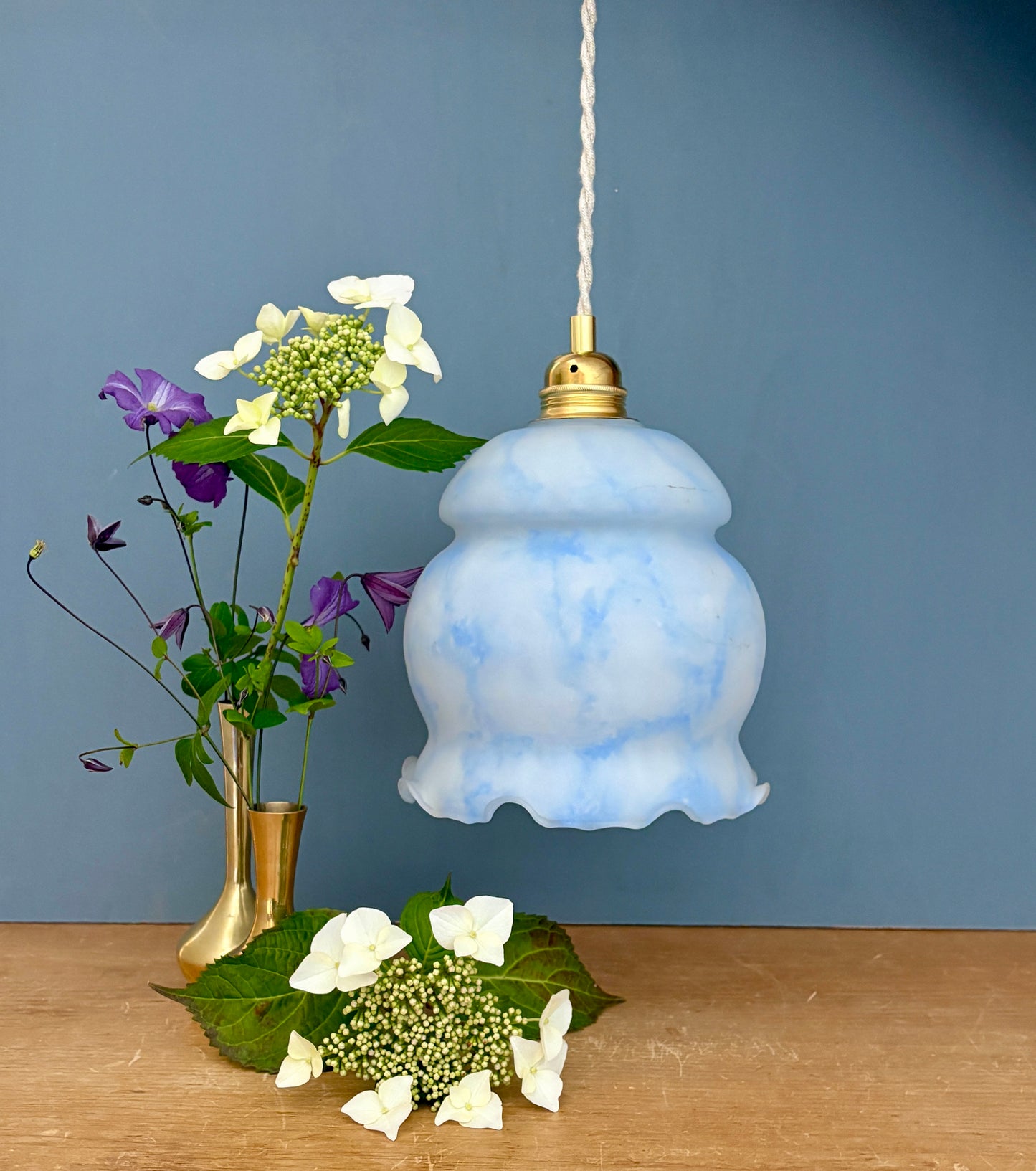 Suspension globe vintage en opaline blanche et bleue