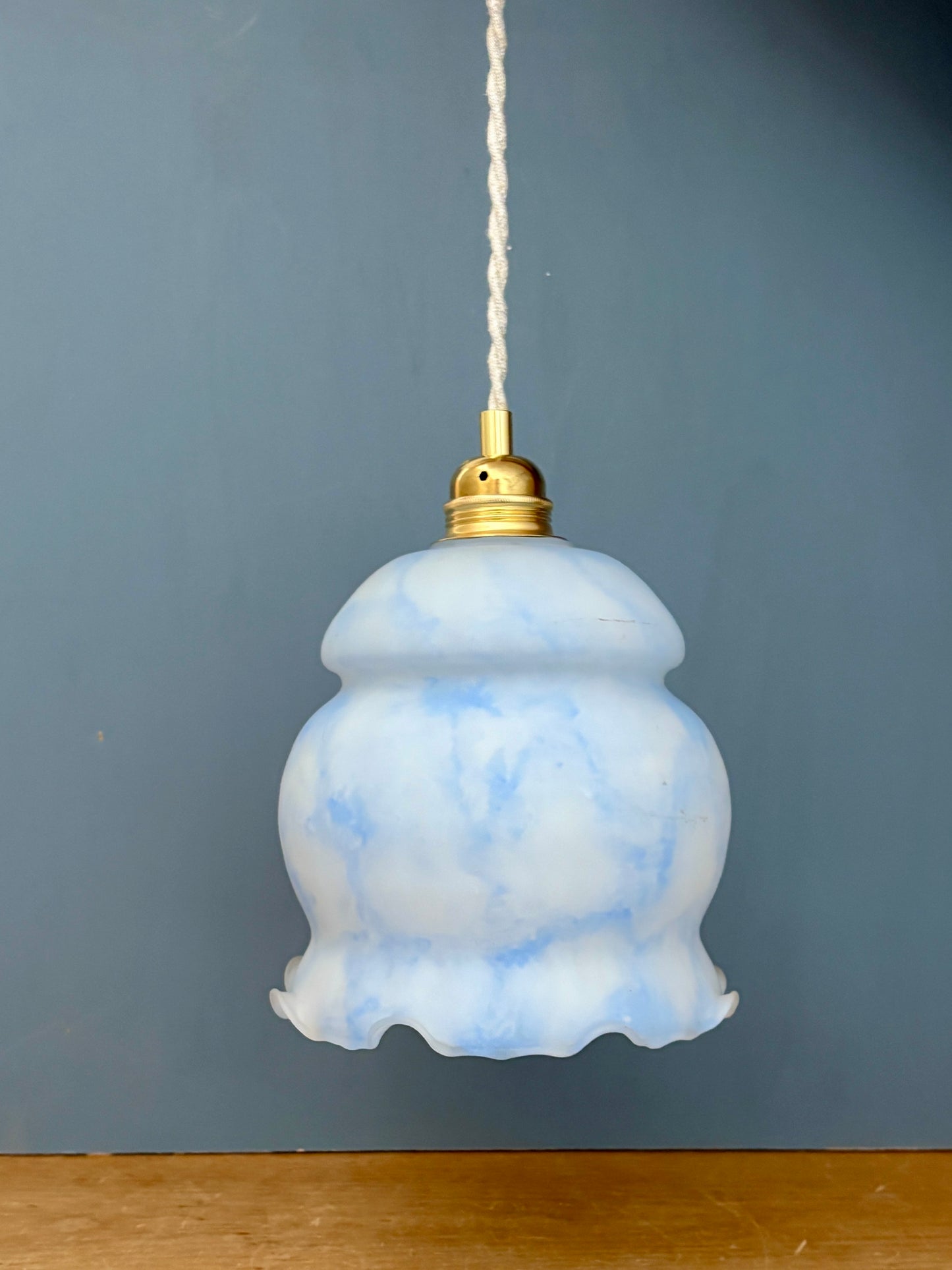 Suspension globe vintage en opaline blanche et bleue