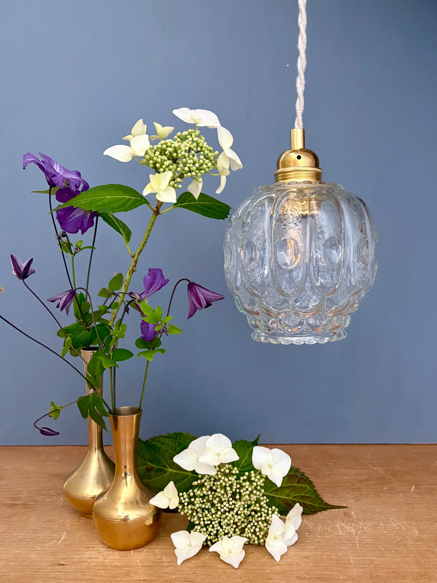 Suspension globe vintage en verre moulé transparent