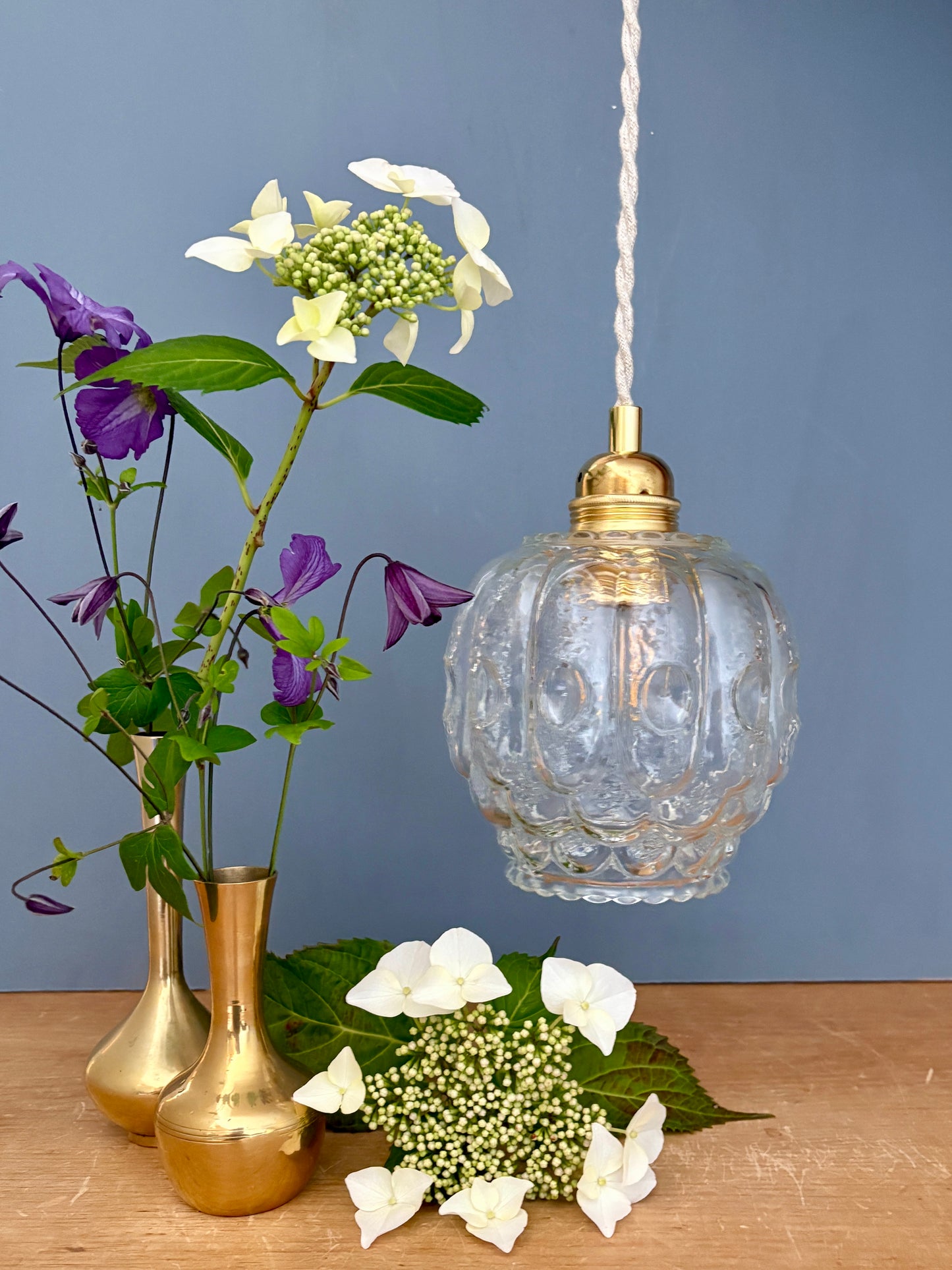 Suspension globe vintage en verre moulé transparent