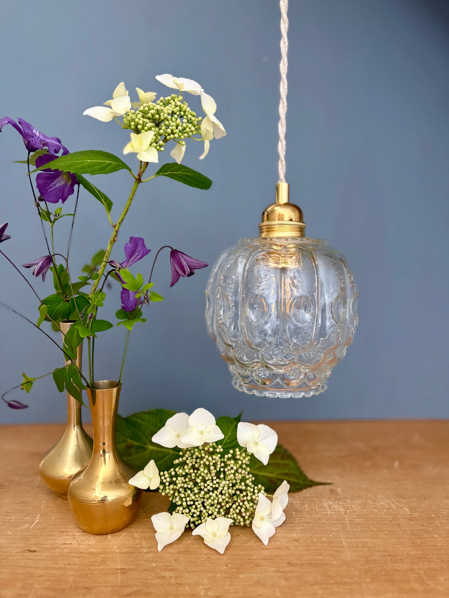 Suspension globe vintage en verre moulé transparent