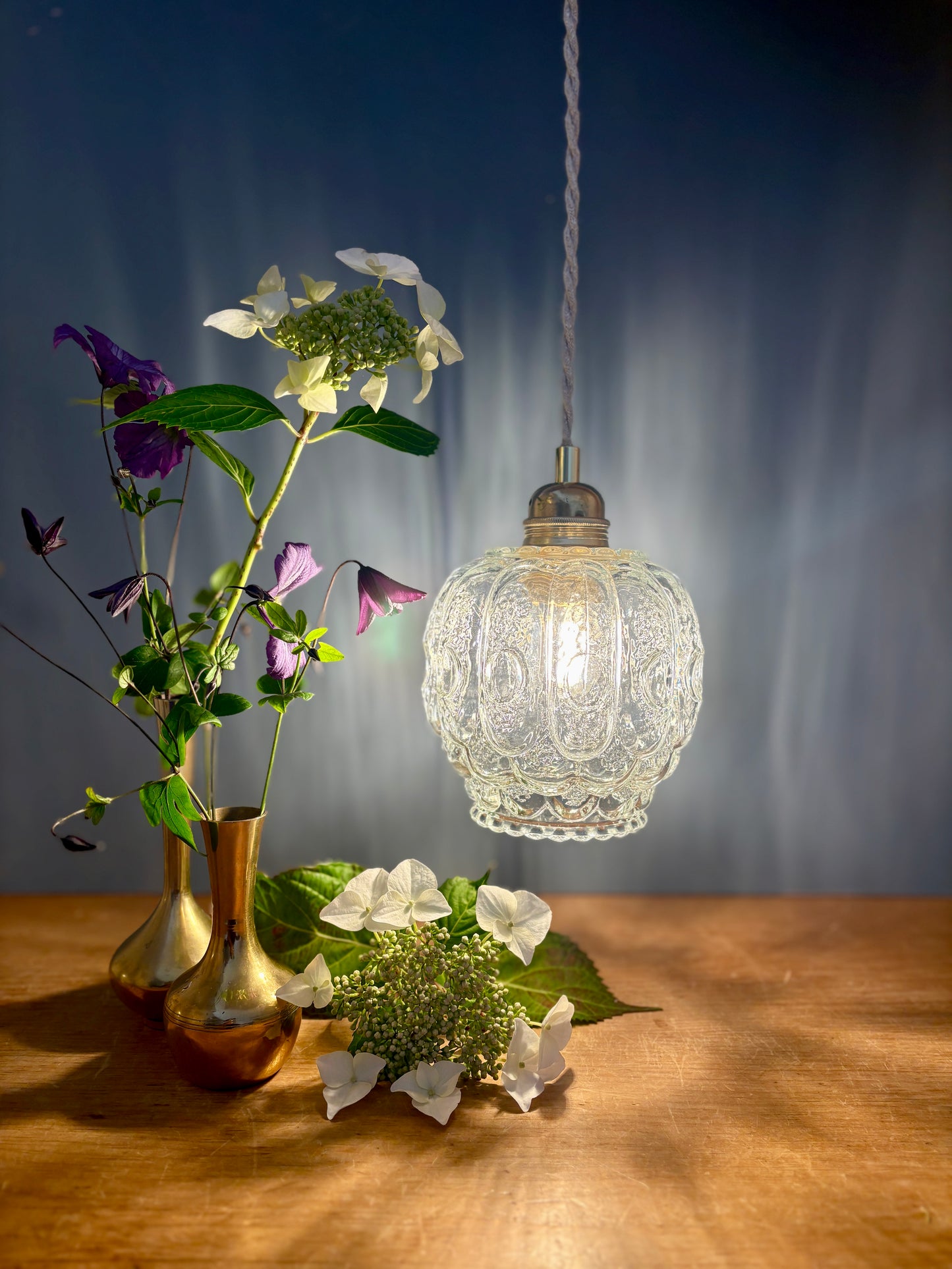 Suspension globe vintage en verre moulé transparent